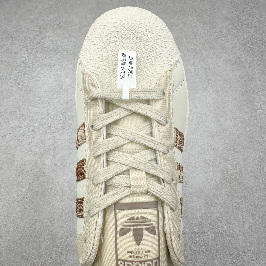 图片[4]-＃H11纯原福利 AD Originals Superstar 经典复古贝壳头板鞋 诞生于1969年 是第一双将全皮面鞋 身与橡胶鞋头结合在一起的低帮篮球鞋 Superstar最开始 是作为高帮篮球鞋Pro Model的低帮版本而出现的 但因为其独特和醒目的橡胶鞋头造型而让大家熟知 被大家形象地称为\\\”shelltoe\\\”贝壳头 在70年代的美国职业篮球场上 接近3/4的NBA球员都将这双Superstar作为场上用鞋 80年代之后 经过不断的改良和发展 Superstar逐渐成为横跨时装、音乐、街头文化、休闲和运动等各大领域的时尚潮鞋 尺码：35.5 36 36.5 37 38 38.5 39 40 40.5 41 42 42.5 43 44 44.5 45-选品中心