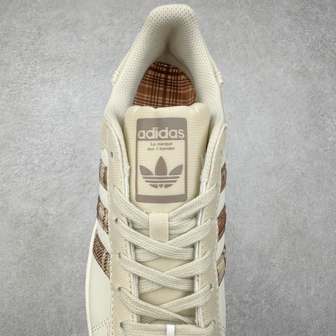 图片[5]-＃H11纯原福利 AD Originals Superstar 经典复古贝壳头板鞋 诞生于1969年 是第一双将全皮面鞋 身与橡胶鞋头结合在一起的低帮篮球鞋 Superstar最开始 是作为高帮篮球鞋Pro Model的低帮版本而出现的 但因为其独特和醒目的橡胶鞋头造型而让大家熟知 被大家形象地称为\\\”shelltoe\\\”贝壳头 在70年代的美国职业篮球场上 接近3/4的NBA球员都将这双Superstar作为场上用鞋 80年代之后 经过不断的改良和发展 Superstar逐渐成为横跨时装、音乐、街头文化、休闲和运动等各大领域的时尚潮鞋 尺码：35.5 36 36.5 37 38 38.5 39 40 40.5 41 42 42.5 43 44 44.5 45-选品中心