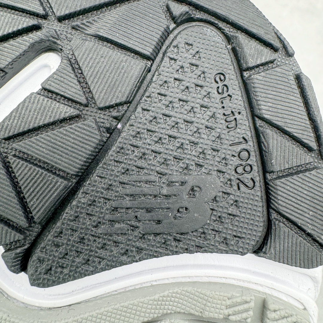 图片[17]-＃M纯原 New Balance M990BK6 新百伦NB990V6 黑灰 第六代总统复古慢跑鞋 正确3M反光细节 原楦原纸版开发 正确6层组合底模精密开发 后跟透明TPU水晶装饰条稳固 沿用了引以为傲的跑鞋手工技艺 采用猪皮绒面并包裹局部透气网面的鞋身设计 菱网鞋舌上刻有New Balance USA 鞋面依旧身着经典的大热之灰 彰显了其高端的品质身份 尺码：36 37 37.5 38 38.5 39 40 40.5 41.5 42 42.5 43 44 44.5 45 46.5-选品中心