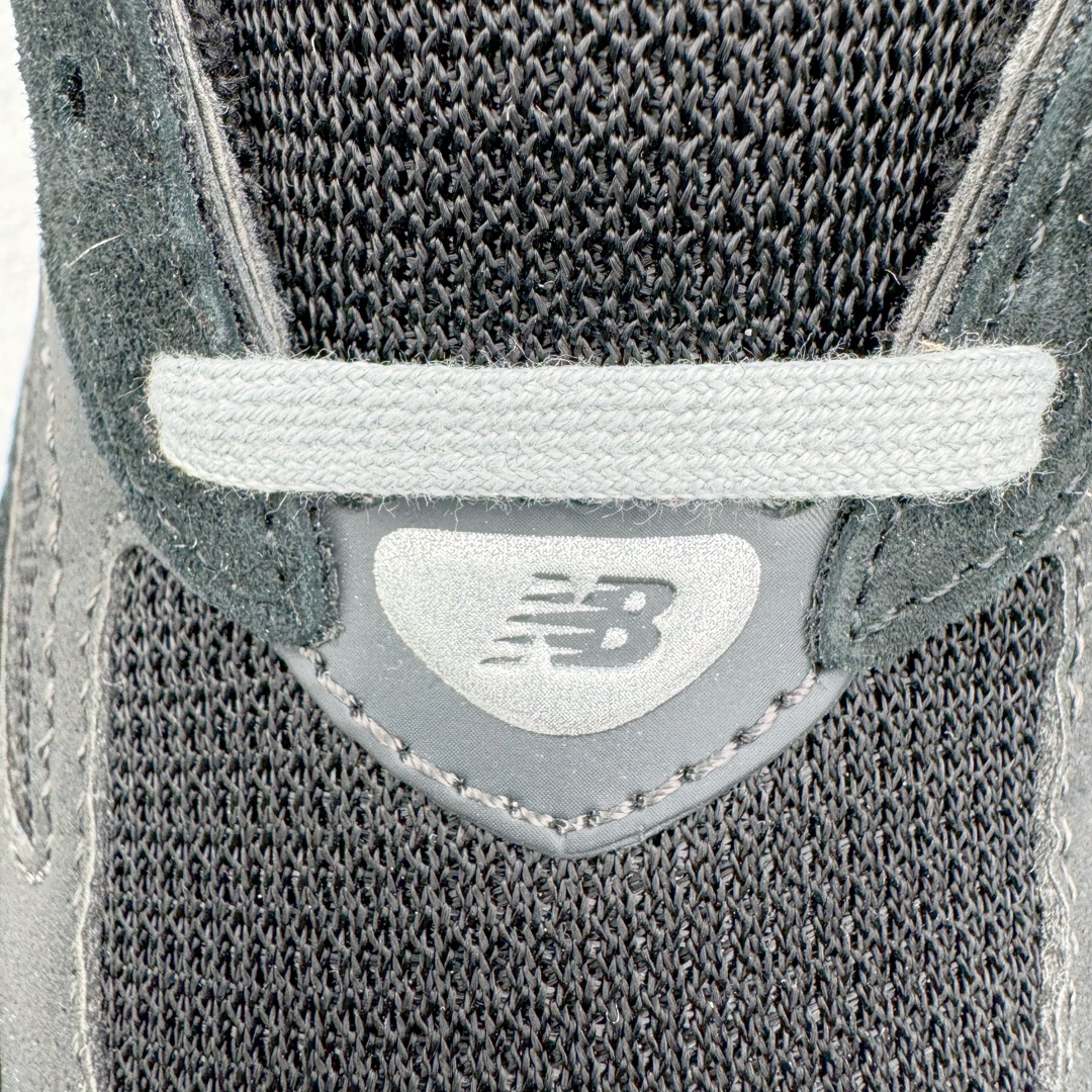图片[13]-＃M纯原 New Balance M990BK6 新百伦NB990V6 黑灰 第六代总统复古慢跑鞋 正确3M反光细节 原楦原纸版开发 正确6层组合底模精密开发 后跟透明TPU水晶装饰条稳固 沿用了引以为傲的跑鞋手工技艺 采用猪皮绒面并包裹局部透气网面的鞋身设计 菱网鞋舌上刻有New Balance USA 鞋面依旧身着经典的大热之灰 彰显了其高端的品质身份 尺码：36 37 37.5 38 38.5 39 40 40.5 41.5 42 42.5 43 44 44.5 45 46.5-选品中心