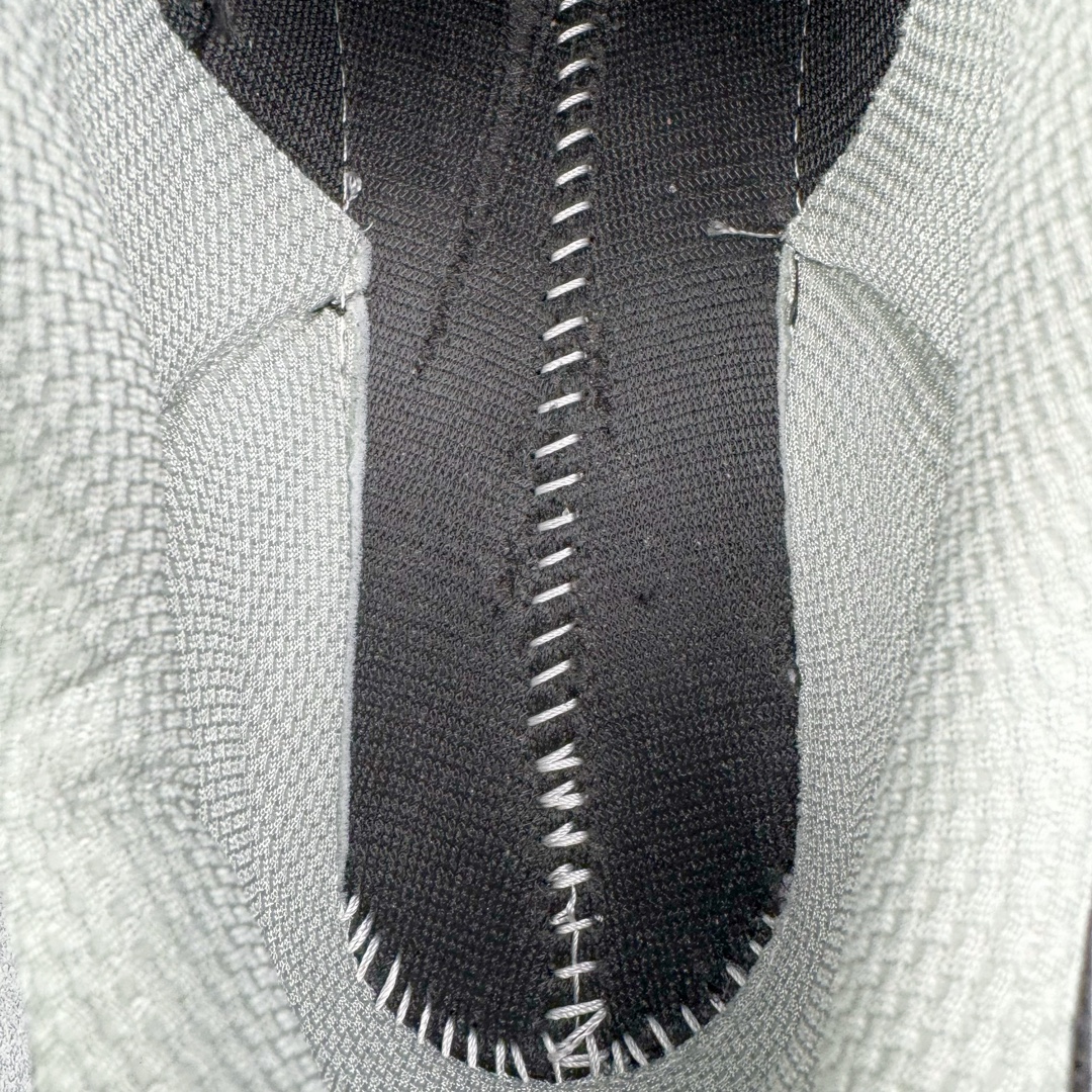 图片[10]-＃M纯原 New Balance M990BK6 新百伦NB990V6 黑灰 第六代总统复古慢跑鞋 正确3M反光细节 原楦原纸版开发 正确6层组合底模精密开发 后跟透明TPU水晶装饰条稳固 沿用了引以为傲的跑鞋手工技艺 采用猪皮绒面并包裹局部透气网面的鞋身设计 菱网鞋舌上刻有New Balance USA 鞋面依旧身着经典的大热之灰 彰显了其高端的品质身份 尺码：36 37 37.5 38 38.5 39 40 40.5 41.5 42 42.5 43 44 44.5 45 46.5-选品中心