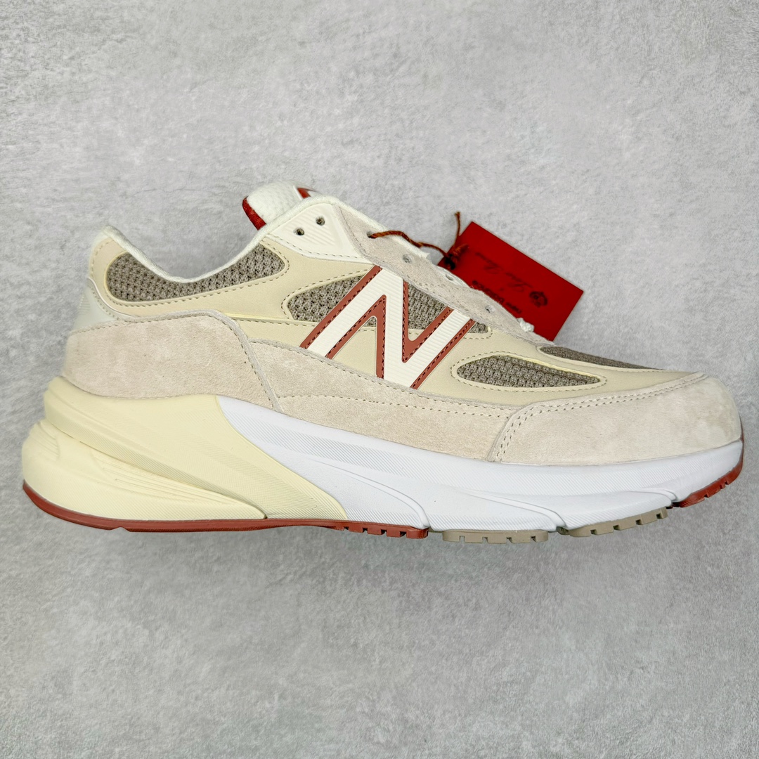 ＃M纯原 Loro Piana x New Balance 新百伦NB990V6 第六代总统复古慢跑鞋 联名灰酒红 U990LO6 本次联名选择以美产990V6鞋型为蓝本，鞋面由奶油色和灰褐色拼接打造，N字Logo、鞋底、以及鞋舌处加入了Loro Piana经典的勃艮第红勾勒。鞋舌标签上印有\\\