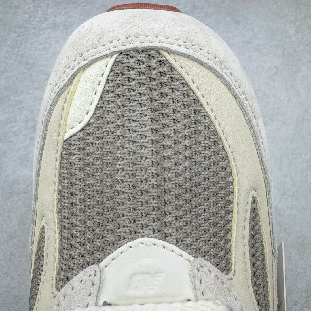 图片[14]-＃M纯原 Loro Piana x New Balance 新百伦NB990V6 第六代总统复古慢跑鞋 联名灰酒红 U990LO6 本次联名选择以美产990V6鞋型为蓝本，鞋面由奶油色和灰褐色拼接打造，N字Logo、鞋底、以及鞋舌处加入了Loro Piana经典的勃艮第红勾勒。鞋舌标签上印有\\\”Loro Piana\\\”标识，彰显特殊身份，整体颜值不俗。材质方面也主打一个奢华，采用针织网眼和升级版优质麂皮打造，并且融入了 Loro Piana 标志性的 Pecora Nera 羊毛，后跟和鞋底搭载ENCAP和 FuelCell缓冲技术，上脚舒适度得以保证，确实是史上最奢华的一双990V6联名了。原盒原配 正确3M反光细节 原楦原纸版开发 正确6层组合底模精密开发 后跟透明TPU水晶装饰条稳固 沿用了引以为傲的跑鞋手工技艺 采用猪皮绒面并包裹局部透气网面的鞋身设计 菱网鞋舌上刻有New Balance USA 鞋面依旧身着经典的大热之灰 彰显了其高端的品质身份 尺码：36 37 37.5 38 38.5 39 40 40.5 41.5 42 42.5 43 44 44.5 45 46.5-选品中心