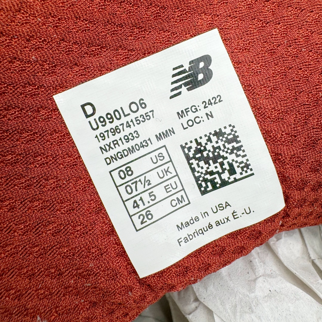 图片[11]-＃M纯原 Loro Piana x New Balance 新百伦NB990V6 第六代总统复古慢跑鞋 联名灰酒红 U990LO6 本次联名选择以美产990V6鞋型为蓝本，鞋面由奶油色和灰褐色拼接打造，N字Logo、鞋底、以及鞋舌处加入了Loro Piana经典的勃艮第红勾勒。鞋舌标签上印有\\\”Loro Piana\\\”标识，彰显特殊身份，整体颜值不俗。材质方面也主打一个奢华，采用针织网眼和升级版优质麂皮打造，并且融入了 Loro Piana 标志性的 Pecora Nera 羊毛，后跟和鞋底搭载ENCAP和 FuelCell缓冲技术，上脚舒适度得以保证，确实是史上最奢华的一双990V6联名了。原盒原配 正确3M反光细节 原楦原纸版开发 正确6层组合底模精密开发 后跟透明TPU水晶装饰条稳固 沿用了引以为傲的跑鞋手工技艺 采用猪皮绒面并包裹局部透气网面的鞋身设计 菱网鞋舌上刻有New Balance USA 鞋面依旧身着经典的大热之灰 彰显了其高端的品质身份 尺码：36 37 37.5 38 38.5 39 40 40.5 41.5 42 42.5 43 44 44.5 45 46.5-选品中心