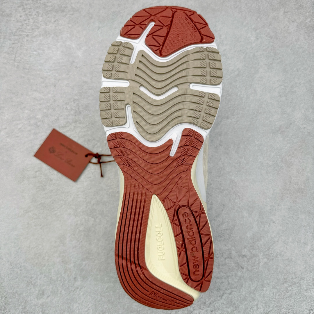 图片[9]-＃M纯原 Loro Piana x New Balance 新百伦NB990V6 第六代总统复古慢跑鞋 联名灰酒红 U990LO6 本次联名选择以美产990V6鞋型为蓝本，鞋面由奶油色和灰褐色拼接打造，N字Logo、鞋底、以及鞋舌处加入了Loro Piana经典的勃艮第红勾勒。鞋舌标签上印有\\\”Loro Piana\\\”标识，彰显特殊身份，整体颜值不俗。材质方面也主打一个奢华，采用针织网眼和升级版优质麂皮打造，并且融入了 Loro Piana 标志性的 Pecora Nera 羊毛，后跟和鞋底搭载ENCAP和 FuelCell缓冲技术，上脚舒适度得以保证，确实是史上最奢华的一双990V6联名了。原盒原配 正确3M反光细节 原楦原纸版开发 正确6层组合底模精密开发 后跟透明TPU水晶装饰条稳固 沿用了引以为傲的跑鞋手工技艺 采用猪皮绒面并包裹局部透气网面的鞋身设计 菱网鞋舌上刻有New Balance USA 鞋面依旧身着经典的大热之灰 彰显了其高端的品质身份 尺码：36 37 37.5 38 38.5 39 40 40.5 41.5 42 42.5 43 44 44.5 45 46.5-选品中心