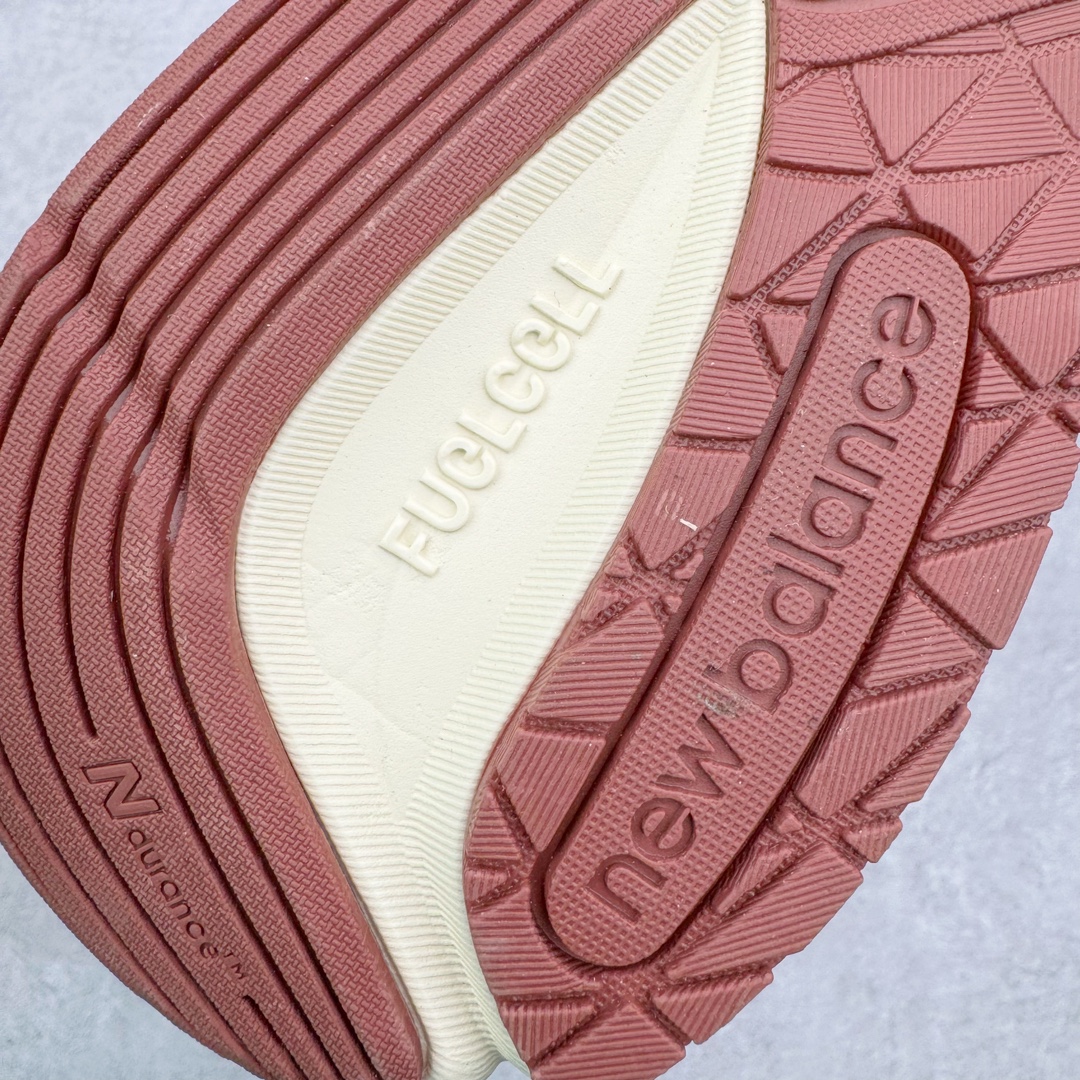 图片[18]-＃M纯原 Loro Piana x New Balance 新百伦NB990V6 第六代总统复古慢跑鞋 联名灰酒红 U990LO6 本次联名选择以美产990V6鞋型为蓝本，鞋面由奶油色和灰褐色拼接打造，N字Logo、鞋底、以及鞋舌处加入了Loro Piana经典的勃艮第红勾勒。鞋舌标签上印有\\\”Loro Piana\\\”标识，彰显特殊身份，整体颜值不俗。材质方面也主打一个奢华，采用针织网眼和升级版优质麂皮打造，并且融入了 Loro Piana 标志性的 Pecora Nera 羊毛，后跟和鞋底搭载ENCAP和 FuelCell缓冲技术，上脚舒适度得以保证，确实是史上最奢华的一双990V6联名了。原盒原配 正确3M反光细节 原楦原纸版开发 正确6层组合底模精密开发 后跟透明TPU水晶装饰条稳固 沿用了引以为傲的跑鞋手工技艺 采用猪皮绒面并包裹局部透气网面的鞋身设计 菱网鞋舌上刻有New Balance USA 鞋面依旧身着经典的大热之灰 彰显了其高端的品质身份 尺码：36 37 37.5 38 38.5 39 40 40.5 41.5 42 42.5 43 44 44.5 45 46.5-选品中心