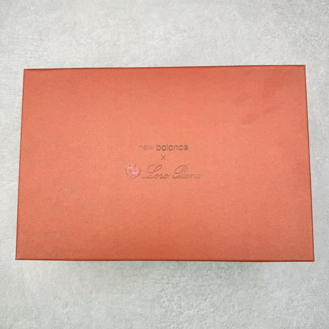 图片[19]-＃M纯原 Loro Piana x New Balance 新百伦NB990V6 第六代总统复古慢跑鞋 联名灰酒红 U990LO6 本次联名选择以美产990V6鞋型为蓝本，鞋面由奶油色和灰褐色拼接打造，N字Logo、鞋底、以及鞋舌处加入了Loro Piana经典的勃艮第红勾勒。鞋舌标签上印有\\\”Loro Piana\\\”标识，彰显特殊身份，整体颜值不俗。材质方面也主打一个奢华，采用针织网眼和升级版优质麂皮打造，并且融入了 Loro Piana 标志性的 Pecora Nera 羊毛，后跟和鞋底搭载ENCAP和 FuelCell缓冲技术，上脚舒适度得以保证，确实是史上最奢华的一双990V6联名了。原盒原配 正确3M反光细节 原楦原纸版开发 正确6层组合底模精密开发 后跟透明TPU水晶装饰条稳固 沿用了引以为傲的跑鞋手工技艺 采用猪皮绒面并包裹局部透气网面的鞋身设计 菱网鞋舌上刻有New Balance USA 鞋面依旧身着经典的大热之灰 彰显了其高端的品质身份 尺码：36 37 37.5 38 38.5 39 40 40.5 41.5 42 42.5 43 44 44.5 45 46.5-选品中心