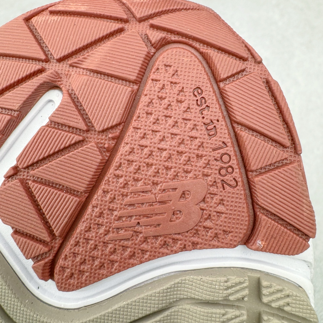 图片[17]-＃M纯原 Loro Piana x New Balance 新百伦NB990V6 第六代总统复古慢跑鞋 联名灰酒红 U990LO6 本次联名选择以美产990V6鞋型为蓝本，鞋面由奶油色和灰褐色拼接打造，N字Logo、鞋底、以及鞋舌处加入了Loro Piana经典的勃艮第红勾勒。鞋舌标签上印有\\\”Loro Piana\\\”标识，彰显特殊身份，整体颜值不俗。材质方面也主打一个奢华，采用针织网眼和升级版优质麂皮打造，并且融入了 Loro Piana 标志性的 Pecora Nera 羊毛，后跟和鞋底搭载ENCAP和 FuelCell缓冲技术，上脚舒适度得以保证，确实是史上最奢华的一双990V6联名了。原盒原配 正确3M反光细节 原楦原纸版开发 正确6层组合底模精密开发 后跟透明TPU水晶装饰条稳固 沿用了引以为傲的跑鞋手工技艺 采用猪皮绒面并包裹局部透气网面的鞋身设计 菱网鞋舌上刻有New Balance USA 鞋面依旧身着经典的大热之灰 彰显了其高端的品质身份 尺码：36 37 37.5 38 38.5 39 40 40.5 41.5 42 42.5 43 44 44.5 45 46.5-选品中心