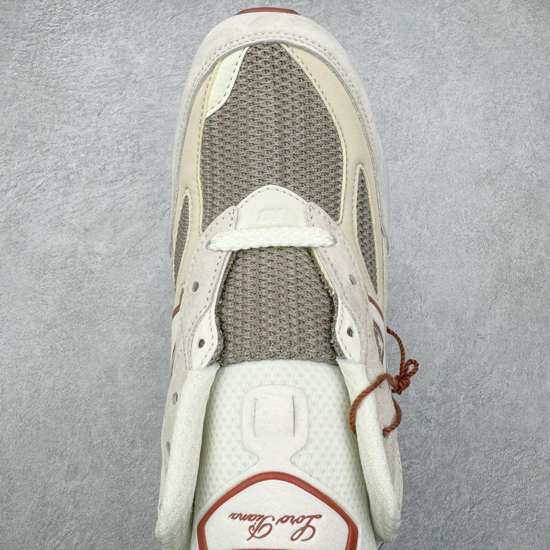 图片[4]-＃M纯原 Loro Piana x New Balance 新百伦NB990V6 第六代总统复古慢跑鞋 联名灰酒红 U990LO6 本次联名选择以美产990V6鞋型为蓝本，鞋面由奶油色和灰褐色拼接打造，N字Logo、鞋底、以及鞋舌处加入了Loro Piana经典的勃艮第红勾勒。鞋舌标签上印有\\\”Loro Piana\\\”标识，彰显特殊身份，整体颜值不俗。材质方面也主打一个奢华，采用针织网眼和升级版优质麂皮打造，并且融入了 Loro Piana 标志性的 Pecora Nera 羊毛，后跟和鞋底搭载ENCAP和 FuelCell缓冲技术，上脚舒适度得以保证，确实是史上最奢华的一双990V6联名了。原盒原配 正确3M反光细节 原楦原纸版开发 正确6层组合底模精密开发 后跟透明TPU水晶装饰条稳固 沿用了引以为傲的跑鞋手工技艺 采用猪皮绒面并包裹局部透气网面的鞋身设计 菱网鞋舌上刻有New Balance USA 鞋面依旧身着经典的大热之灰 彰显了其高端的品质身份 尺码：36 37 37.5 38 38.5 39 40 40.5 41.5 42 42.5 43 44 44.5 45 46.5-选品中心
