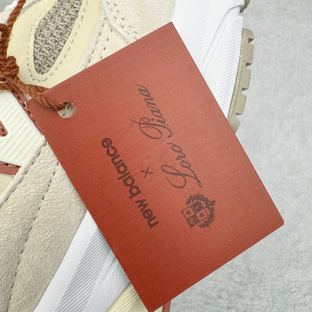图片[13]-＃M纯原 Loro Piana x New Balance 新百伦NB990V6 第六代总统复古慢跑鞋 联名灰酒红 U990LO6 本次联名选择以美产990V6鞋型为蓝本，鞋面由奶油色和灰褐色拼接打造，N字Logo、鞋底、以及鞋舌处加入了Loro Piana经典的勃艮第红勾勒。鞋舌标签上印有\\\”Loro Piana\\\”标识，彰显特殊身份，整体颜值不俗。材质方面也主打一个奢华，采用针织网眼和升级版优质麂皮打造，并且融入了 Loro Piana 标志性的 Pecora Nera 羊毛，后跟和鞋底搭载ENCAP和 FuelCell缓冲技术，上脚舒适度得以保证，确实是史上最奢华的一双990V6联名了。原盒原配 正确3M反光细节 原楦原纸版开发 正确6层组合底模精密开发 后跟透明TPU水晶装饰条稳固 沿用了引以为傲的跑鞋手工技艺 采用猪皮绒面并包裹局部透气网面的鞋身设计 菱网鞋舌上刻有New Balance USA 鞋面依旧身着经典的大热之灰 彰显了其高端的品质身份 尺码：36 37 37.5 38 38.5 39 40 40.5 41.5 42 42.5 43 44 44.5 45 46.5-选品中心