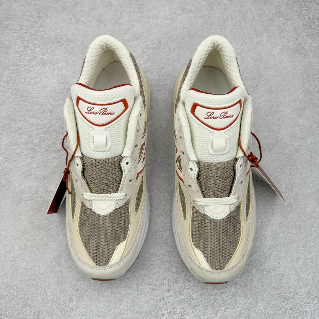图片[2]-＃M纯原 Loro Piana x New Balance 新百伦NB990V6 第六代总统复古慢跑鞋 联名灰酒红 U990LO6 本次联名选择以美产990V6鞋型为蓝本，鞋面由奶油色和灰褐色拼接打造，N字Logo、鞋底、以及鞋舌处加入了Loro Piana经典的勃艮第红勾勒。鞋舌标签上印有\\\”Loro Piana\\\”标识，彰显特殊身份，整体颜值不俗。材质方面也主打一个奢华，采用针织网眼和升级版优质麂皮打造，并且融入了 Loro Piana 标志性的 Pecora Nera 羊毛，后跟和鞋底搭载ENCAP和 FuelCell缓冲技术，上脚舒适度得以保证，确实是史上最奢华的一双990V6联名了。原盒原配 正确3M反光细节 原楦原纸版开发 正确6层组合底模精密开发 后跟透明TPU水晶装饰条稳固 沿用了引以为傲的跑鞋手工技艺 采用猪皮绒面并包裹局部透气网面的鞋身设计 菱网鞋舌上刻有New Balance USA 鞋面依旧身着经典的大热之灰 彰显了其高端的品质身份 尺码：36 37 37.5 38 38.5 39 40 40.5 41.5 42 42.5 43 44 44.5 45 46.5-选品中心
