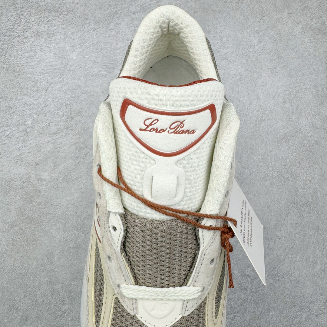 图片[5]-＃M纯原 Loro Piana x New Balance 新百伦NB990V6 第六代总统复古慢跑鞋 联名灰酒红 U990LO6 本次联名选择以美产990V6鞋型为蓝本，鞋面由奶油色和灰褐色拼接打造，N字Logo、鞋底、以及鞋舌处加入了Loro Piana经典的勃艮第红勾勒。鞋舌标签上印有\\\”Loro Piana\\\”标识，彰显特殊身份，整体颜值不俗。材质方面也主打一个奢华，采用针织网眼和升级版优质麂皮打造，并且融入了 Loro Piana 标志性的 Pecora Nera 羊毛，后跟和鞋底搭载ENCAP和 FuelCell缓冲技术，上脚舒适度得以保证，确实是史上最奢华的一双990V6联名了。原盒原配 正确3M反光细节 原楦原纸版开发 正确6层组合底模精密开发 后跟透明TPU水晶装饰条稳固 沿用了引以为傲的跑鞋手工技艺 采用猪皮绒面并包裹局部透气网面的鞋身设计 菱网鞋舌上刻有New Balance USA 鞋面依旧身着经典的大热之灰 彰显了其高端的品质身份 尺码：36 37 37.5 38 38.5 39 40 40.5 41.5 42 42.5 43 44 44.5 45 46.5-选品中心