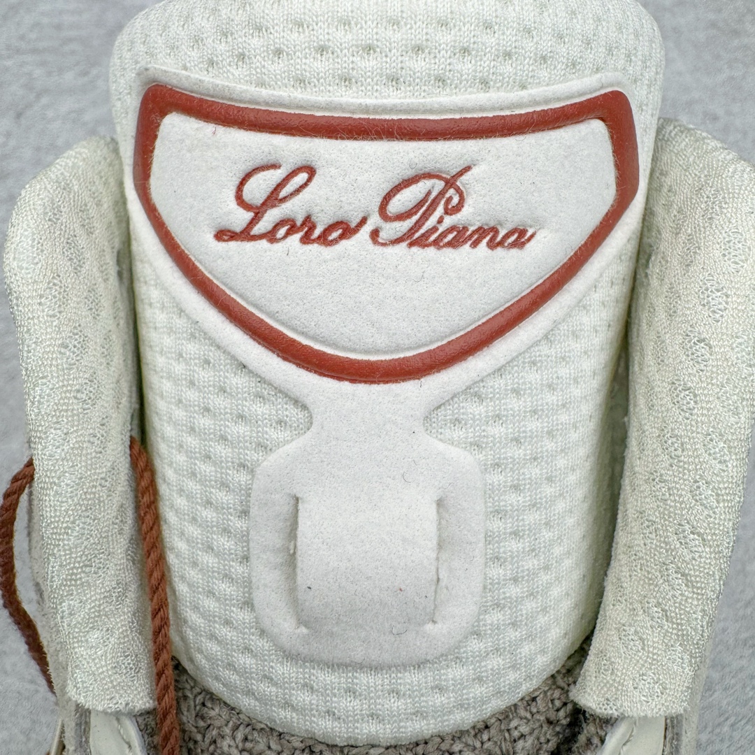 图片[12]-＃M纯原 Loro Piana x New Balance 新百伦NB990V6 第六代总统复古慢跑鞋 联名灰酒红 U990LO6 本次联名选择以美产990V6鞋型为蓝本，鞋面由奶油色和灰褐色拼接打造，N字Logo、鞋底、以及鞋舌处加入了Loro Piana经典的勃艮第红勾勒。鞋舌标签上印有\\\”Loro Piana\\\”标识，彰显特殊身份，整体颜值不俗。材质方面也主打一个奢华，采用针织网眼和升级版优质麂皮打造，并且融入了 Loro Piana 标志性的 Pecora Nera 羊毛，后跟和鞋底搭载ENCAP和 FuelCell缓冲技术，上脚舒适度得以保证，确实是史上最奢华的一双990V6联名了。原盒原配 正确3M反光细节 原楦原纸版开发 正确6层组合底模精密开发 后跟透明TPU水晶装饰条稳固 沿用了引以为傲的跑鞋手工技艺 采用猪皮绒面并包裹局部透气网面的鞋身设计 菱网鞋舌上刻有New Balance USA 鞋面依旧身着经典的大热之灰 彰显了其高端的品质身份 尺码：36 37 37.5 38 38.5 39 40 40.5 41.5 42 42.5 43 44 44.5 45 46.5-选品中心