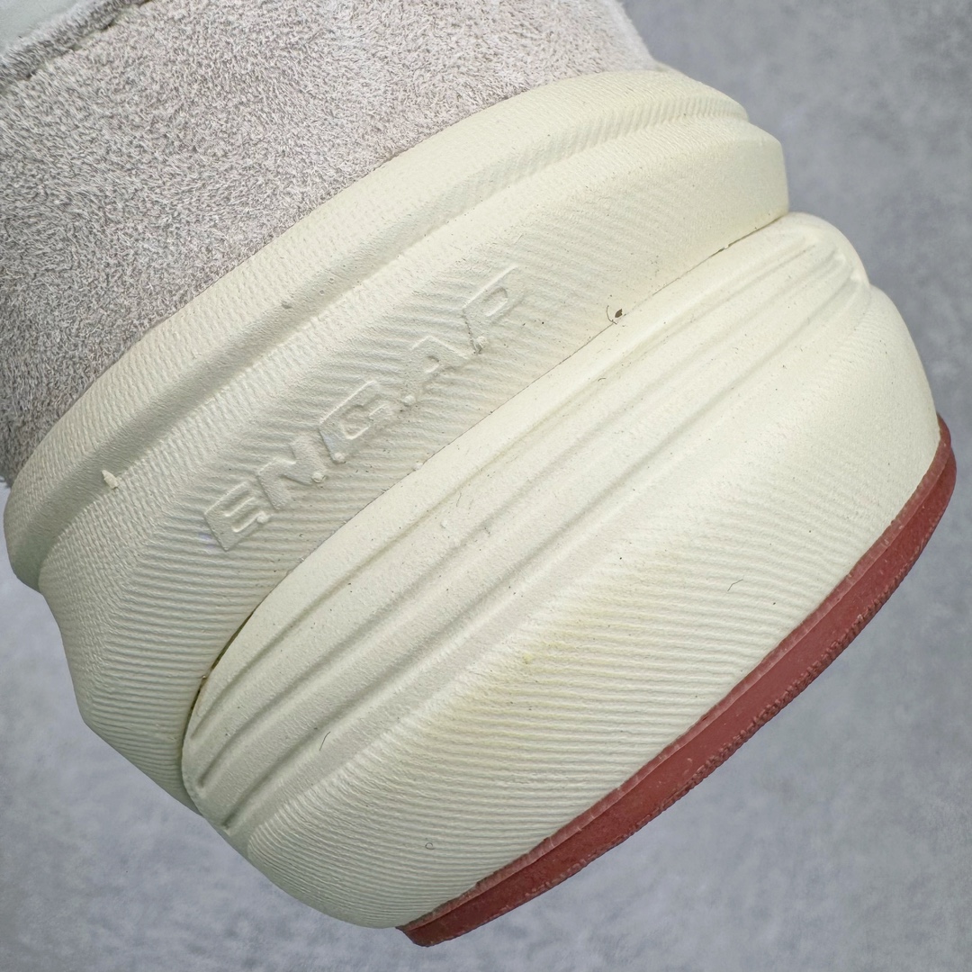 图片[10]-＃M纯原 Loro Piana x New Balance 新百伦NB990V6 第六代总统复古慢跑鞋 联名灰酒红 U990LO6 本次联名选择以美产990V6鞋型为蓝本，鞋面由奶油色和灰褐色拼接打造，N字Logo、鞋底、以及鞋舌处加入了Loro Piana经典的勃艮第红勾勒。鞋舌标签上印有\\\”Loro Piana\\\”标识，彰显特殊身份，整体颜值不俗。材质方面也主打一个奢华，采用针织网眼和升级版优质麂皮打造，并且融入了 Loro Piana 标志性的 Pecora Nera 羊毛，后跟和鞋底搭载ENCAP和 FuelCell缓冲技术，上脚舒适度得以保证，确实是史上最奢华的一双990V6联名了。原盒原配 正确3M反光细节 原楦原纸版开发 正确6层组合底模精密开发 后跟透明TPU水晶装饰条稳固 沿用了引以为傲的跑鞋手工技艺 采用猪皮绒面并包裹局部透气网面的鞋身设计 菱网鞋舌上刻有New Balance USA 鞋面依旧身着经典的大热之灰 彰显了其高端的品质身份 尺码：36 37 37.5 38 38.5 39 40 40.5 41.5 42 42.5 43 44 44.5 45 46.5-选品中心