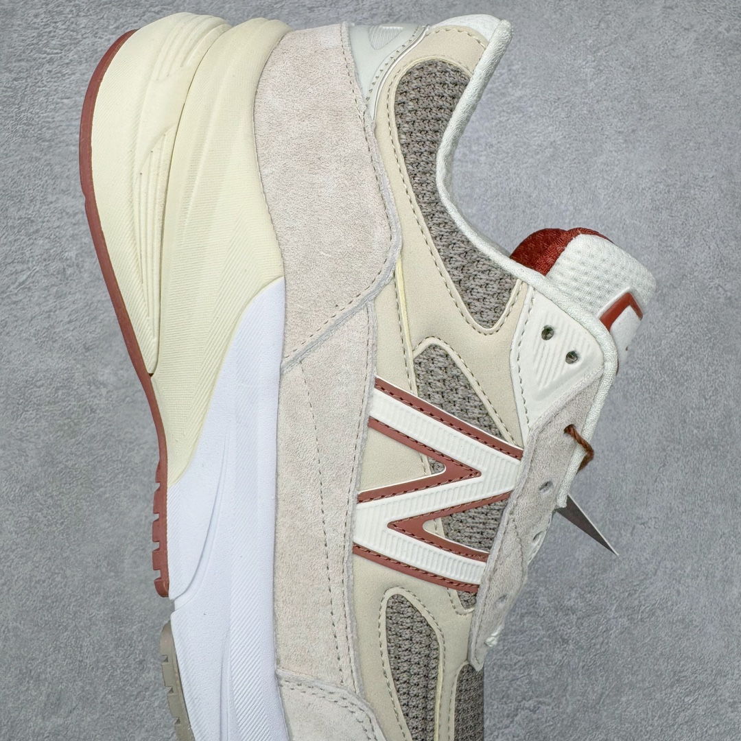 图片[6]-＃M纯原 Loro Piana x New Balance 新百伦NB990V6 第六代总统复古慢跑鞋 联名灰酒红 U990LO6 本次联名选择以美产990V6鞋型为蓝本，鞋面由奶油色和灰褐色拼接打造，N字Logo、鞋底、以及鞋舌处加入了Loro Piana经典的勃艮第红勾勒。鞋舌标签上印有\\\”Loro Piana\\\”标识，彰显特殊身份，整体颜值不俗。材质方面也主打一个奢华，采用针织网眼和升级版优质麂皮打造，并且融入了 Loro Piana 标志性的 Pecora Nera 羊毛，后跟和鞋底搭载ENCAP和 FuelCell缓冲技术，上脚舒适度得以保证，确实是史上最奢华的一双990V6联名了。原盒原配 正确3M反光细节 原楦原纸版开发 正确6层组合底模精密开发 后跟透明TPU水晶装饰条稳固 沿用了引以为傲的跑鞋手工技艺 采用猪皮绒面并包裹局部透气网面的鞋身设计 菱网鞋舌上刻有New Balance USA 鞋面依旧身着经典的大热之灰 彰显了其高端的品质身份 尺码：36 37 37.5 38 38.5 39 40 40.5 41.5 42 42.5 43 44 44.5 45 46.5-选品中心