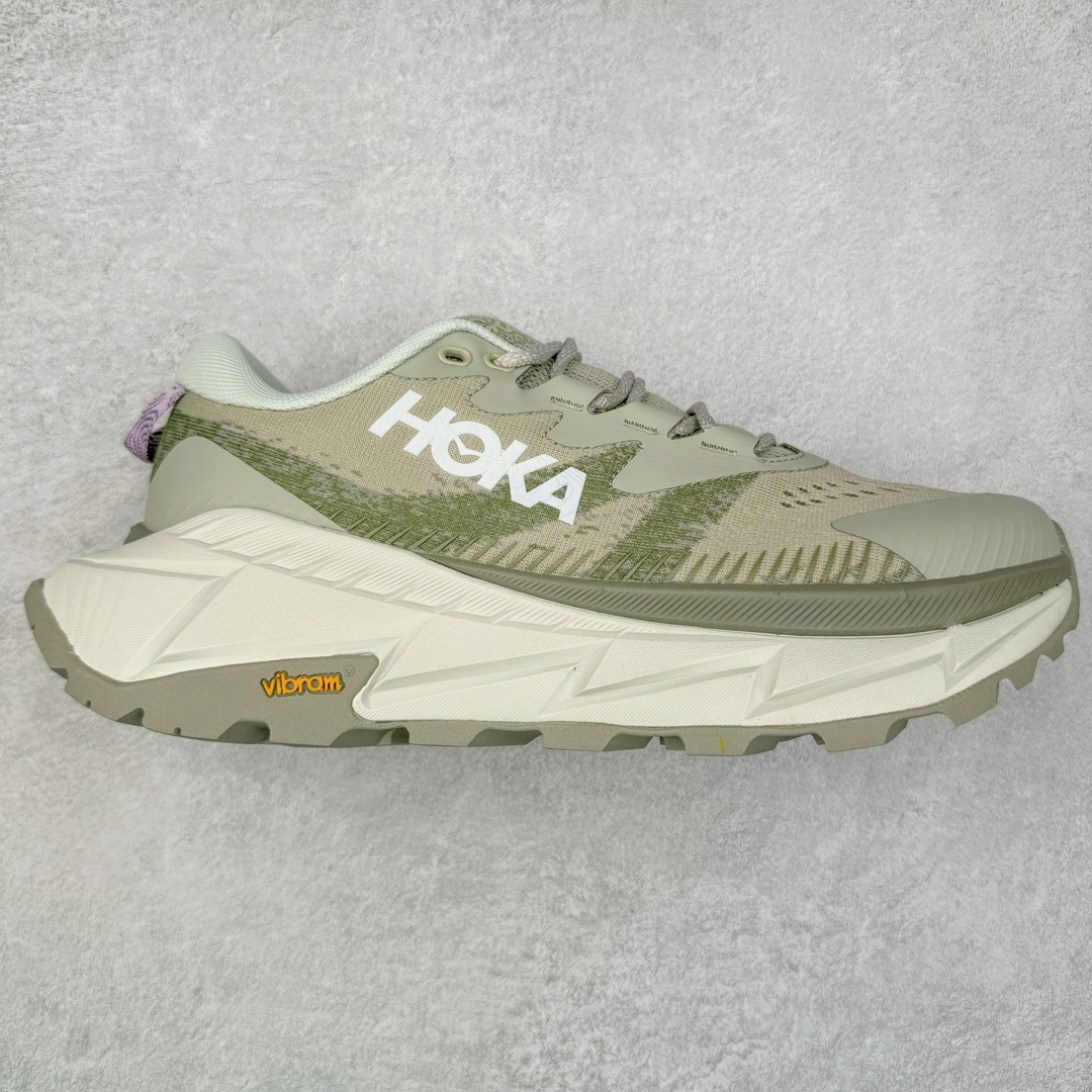 HOKA SKYLINE-FLOAT X 为HOKA首双搭载PeBax推进板的户外登山鞋，为近期大受欢迎的快速登山趋势打造，可同时对应越野跑与快速登山需求。90%蓖麻油提炼制造的Pebax推进版，搭配以甘蔗材质提炼的双密度EVA中底，为登山者带来源源不绝的前进能量。后跟外侧加长的Swallowtail Heel燕尾设计，同时提供上坡有感推进力、下坡步态更顺畅转换的快速登山新体验，适合想尝试轻量化登山，追求快速登山，但希望同时保持支撑推进力的族群。SKYLINE-FLOAT X使用Vibram黄金大底XS Trek复合橡胶成分，兼具耐磨与抓地力，搭配全新设计的5mm大底鞋齿与鞋纹，让克服崎岖地形更轻松，落地更稳定。 尺码：36 36.5 37.5 38 38.5 39 40 40.5 41 42 42.5 43 44 44.5 45-选品中心