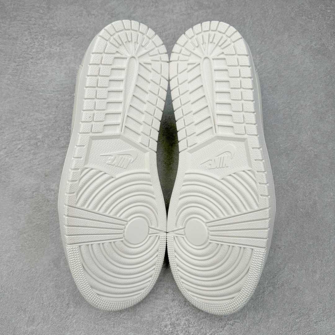 图片[10]-＃PK纯原 Travis Scott x Air Jordan AJ1 Low OG SP TS联名倒钩低帮 亲友限定 纯白 TD1228-111 圈内最强倒钩系列 高端零售特供批次 产品品控稳定性领先行业 各方面均可对飙L版 良心定价不杀猪 SZ原厂全套原楦原纸板冲刀磨具开发 原厂皮料加持 原厂港宝加持定型后跟R度完美 同源原厂电绣 鬼脸飞翼针数密度立体效果一致 百分百一致原鞋 原厂拉帮工艺 针距密度一致 后跟弧度收口自然不对折 极致一眼正品既视感 进口玻璃冲刀皮料裁剪零毛边 全鞋电脑针车工艺 品控清洁度最高QC检验标准 免检产品 原厂订购鞋盒、鞋标、防尘纸、鞋撑、鞋带 追求极致的原厂味道 尺码：40 40.5 41 42 42.5 43 44 44.5 45 46 47.5-选品中心