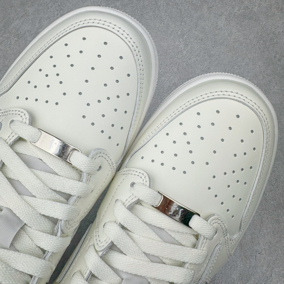 图片[12]-＃PK纯原 Travis Scott x Air Jordan AJ1 Low OG SP TS联名倒钩低帮 亲友限定 纯白 TD1228-111 圈内最强倒钩系列 高端零售特供批次 产品品控稳定性领先行业 各方面均可对飙L版 良心定价不杀猪 SZ原厂全套原楦原纸板冲刀磨具开发 原厂皮料加持 原厂港宝加持定型后跟R度完美 同源原厂电绣 鬼脸飞翼针数密度立体效果一致 百分百一致原鞋 原厂拉帮工艺 针距密度一致 后跟弧度收口自然不对折 极致一眼正品既视感 进口玻璃冲刀皮料裁剪零毛边 全鞋电脑针车工艺 品控清洁度最高QC检验标准 免检产品 原厂订购鞋盒、鞋标、防尘纸、鞋撑、鞋带 追求极致的原厂味道 尺码：40 40.5 41 42 42.5 43 44 44.5 45 46 47.5-选品中心