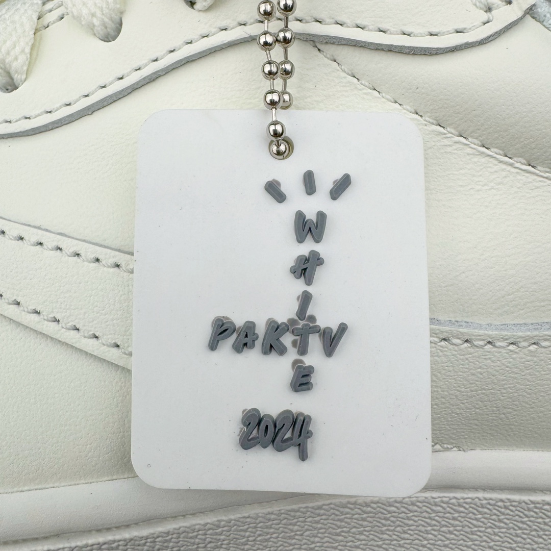 图片[16]-＃PK纯原 Travis Scott x Air Jordan AJ1 Low OG SP TS联名倒钩低帮 亲友限定 纯白 TD1228-111 圈内最强倒钩系列 高端零售特供批次 产品品控稳定性领先行业 各方面均可对飙L版 良心定价不杀猪 SZ原厂全套原楦原纸板冲刀磨具开发 原厂皮料加持 原厂港宝加持定型后跟R度完美 同源原厂电绣 鬼脸飞翼针数密度立体效果一致 百分百一致原鞋 原厂拉帮工艺 针距密度一致 后跟弧度收口自然不对折 极致一眼正品既视感 进口玻璃冲刀皮料裁剪零毛边 全鞋电脑针车工艺 品控清洁度最高QC检验标准 免检产品 原厂订购鞋盒、鞋标、防尘纸、鞋撑、鞋带 追求极致的原厂味道 尺码：40 40.5 41 42 42.5 43 44 44.5 45 46 47.5-选品中心