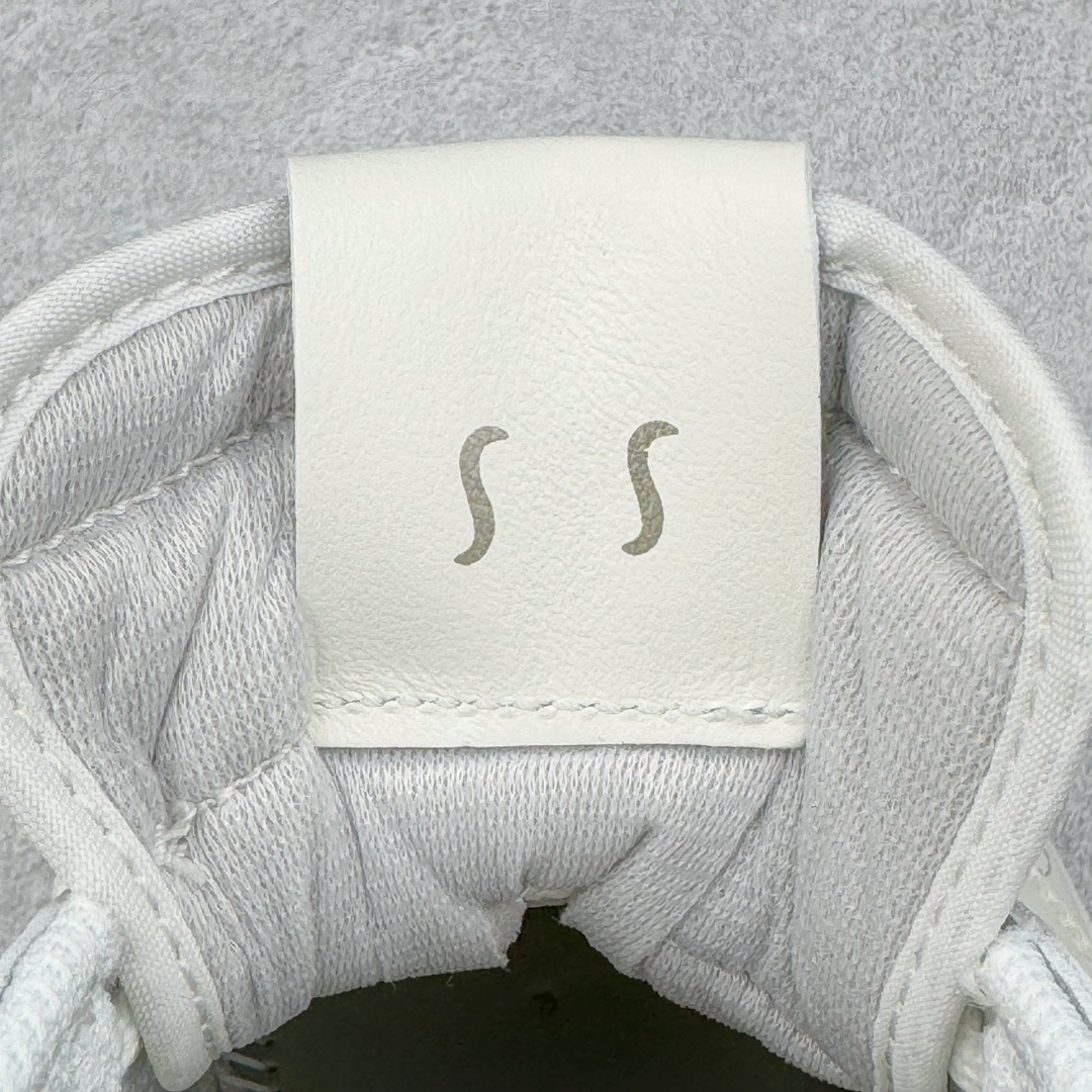 图片[20]-＃PK纯原 Travis Scott x Air Jordan AJ1 Low OG SP TS联名倒钩低帮 亲友限定 纯白 TD1228-111 圈内最强倒钩系列 高端零售特供批次 产品品控稳定性领先行业 各方面均可对飙L版 良心定价不杀猪 SZ原厂全套原楦原纸板冲刀磨具开发 原厂皮料加持 原厂港宝加持定型后跟R度完美 同源原厂电绣 鬼脸飞翼针数密度立体效果一致 百分百一致原鞋 原厂拉帮工艺 针距密度一致 后跟弧度收口自然不对折 极致一眼正品既视感 进口玻璃冲刀皮料裁剪零毛边 全鞋电脑针车工艺 品控清洁度最高QC检验标准 免检产品 原厂订购鞋盒、鞋标、防尘纸、鞋撑、鞋带 追求极致的原厂味道 尺码：40 40.5 41 42 42.5 43 44 44.5 45 46 47.5-选品中心