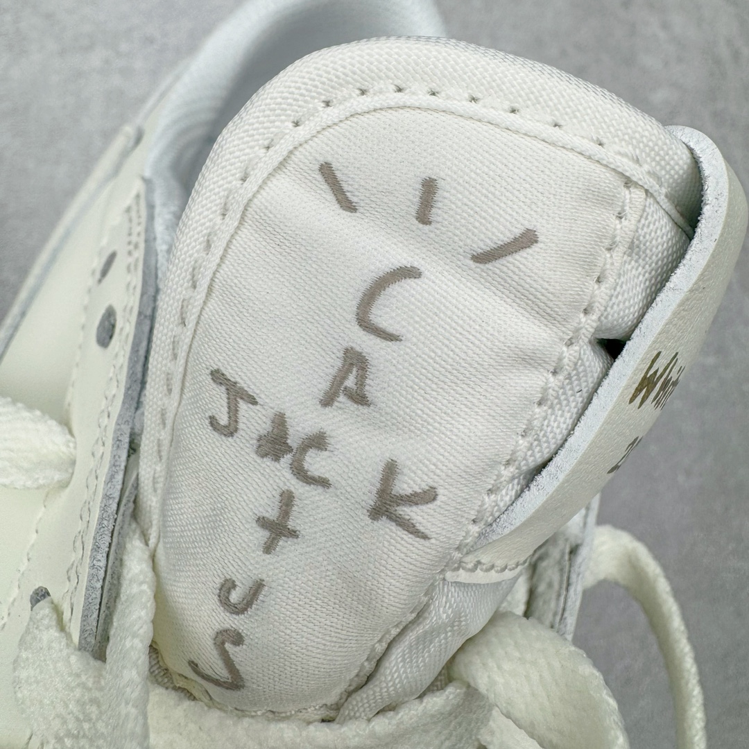 图片[19]-＃PK纯原 Travis Scott x Air Jordan AJ1 Low OG SP TS联名倒钩低帮 亲友限定 纯白 TD1228-111 圈内最强倒钩系列 高端零售特供批次 产品品控稳定性领先行业 各方面均可对飙L版 良心定价不杀猪 SZ原厂全套原楦原纸板冲刀磨具开发 原厂皮料加持 原厂港宝加持定型后跟R度完美 同源原厂电绣 鬼脸飞翼针数密度立体效果一致 百分百一致原鞋 原厂拉帮工艺 针距密度一致 后跟弧度收口自然不对折 极致一眼正品既视感 进口玻璃冲刀皮料裁剪零毛边 全鞋电脑针车工艺 品控清洁度最高QC检验标准 免检产品 原厂订购鞋盒、鞋标、防尘纸、鞋撑、鞋带 追求极致的原厂味道 尺码：40 40.5 41 42 42.5 43 44 44.5 45 46 47.5-选品中心