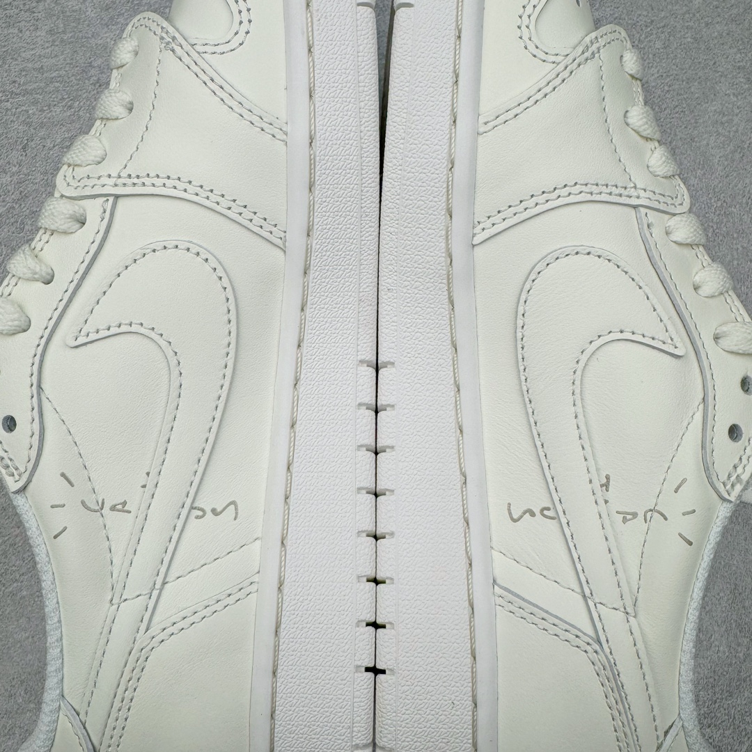 图片[11]-＃PK纯原 Travis Scott x Air Jordan AJ1 Low OG SP TS联名倒钩低帮 亲友限定 纯白 TD1228-111 圈内最强倒钩系列 高端零售特供批次 产品品控稳定性领先行业 各方面均可对飙L版 良心定价不杀猪 SZ原厂全套原楦原纸板冲刀磨具开发 原厂皮料加持 原厂港宝加持定型后跟R度完美 同源原厂电绣 鬼脸飞翼针数密度立体效果一致 百分百一致原鞋 原厂拉帮工艺 针距密度一致 后跟弧度收口自然不对折 极致一眼正品既视感 进口玻璃冲刀皮料裁剪零毛边 全鞋电脑针车工艺 品控清洁度最高QC检验标准 免检产品 原厂订购鞋盒、鞋标、防尘纸、鞋撑、鞋带 追求极致的原厂味道 尺码：40 40.5 41 42 42.5 43 44 44.5 45 46 47.5-选品中心