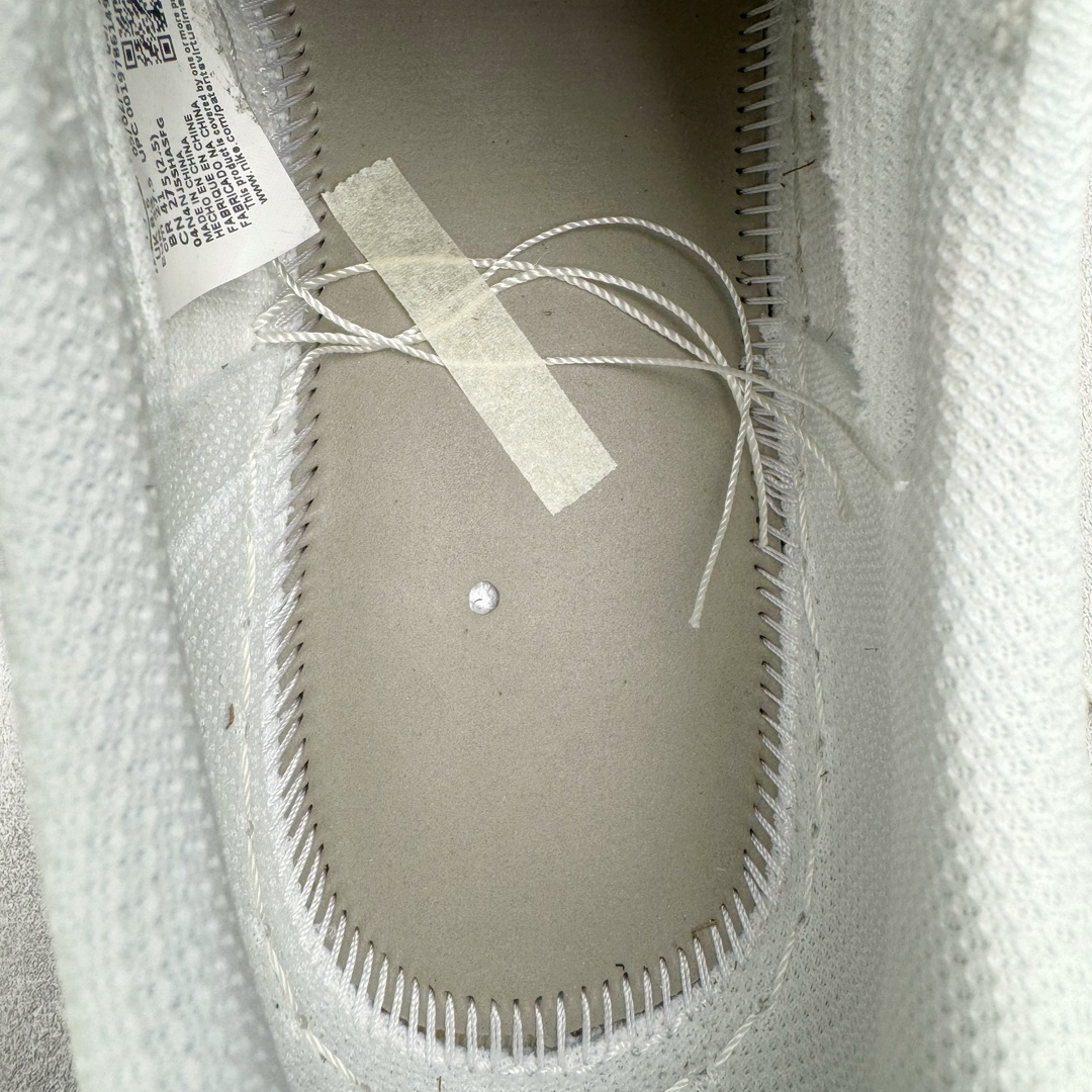 图片[22]-＃PK纯原 Travis Scott x Air Jordan AJ1 Low OG SP TS联名倒钩低帮 亲友限定 纯白 TD1228-111 圈内最强倒钩系列 高端零售特供批次 产品品控稳定性领先行业 各方面均可对飙L版 良心定价不杀猪 SZ原厂全套原楦原纸板冲刀磨具开发 原厂皮料加持 原厂港宝加持定型后跟R度完美 同源原厂电绣 鬼脸飞翼针数密度立体效果一致 百分百一致原鞋 原厂拉帮工艺 针距密度一致 后跟弧度收口自然不对折 极致一眼正品既视感 进口玻璃冲刀皮料裁剪零毛边 全鞋电脑针车工艺 品控清洁度最高QC检验标准 免检产品 原厂订购鞋盒、鞋标、防尘纸、鞋撑、鞋带 追求极致的原厂味道 尺码：40 40.5 41 42 42.5 43 44 44.5 45 46 47.5-选品中心