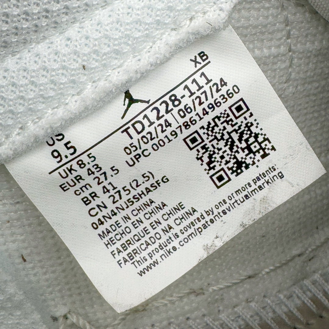 图片[21]-＃PK纯原 Travis Scott x Air Jordan AJ1 Low OG SP TS联名倒钩低帮 亲友限定 纯白 TD1228-111 圈内最强倒钩系列 高端零售特供批次 产品品控稳定性领先行业 各方面均可对飙L版 良心定价不杀猪 SZ原厂全套原楦原纸板冲刀磨具开发 原厂皮料加持 原厂港宝加持定型后跟R度完美 同源原厂电绣 鬼脸飞翼针数密度立体效果一致 百分百一致原鞋 原厂拉帮工艺 针距密度一致 后跟弧度收口自然不对折 极致一眼正品既视感 进口玻璃冲刀皮料裁剪零毛边 全鞋电脑针车工艺 品控清洁度最高QC检验标准 免检产品 原厂订购鞋盒、鞋标、防尘纸、鞋撑、鞋带 追求极致的原厂味道 尺码：40 40.5 41 42 42.5 43 44 44.5 45 46 47.5-选品中心