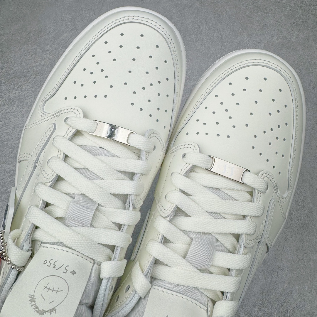 图片[7]-＃PK纯原 Travis Scott x Air Jordan AJ1 Low OG SP TS联名倒钩低帮 亲友限定 纯白 TD1228-111 圈内最强倒钩系列 高端零售特供批次 产品品控稳定性领先行业 各方面均可对飙L版 良心定价不杀猪 SZ原厂全套原楦原纸板冲刀磨具开发 原厂皮料加持 原厂港宝加持定型后跟R度完美 同源原厂电绣 鬼脸飞翼针数密度立体效果一致 百分百一致原鞋 原厂拉帮工艺 针距密度一致 后跟弧度收口自然不对折 极致一眼正品既视感 进口玻璃冲刀皮料裁剪零毛边 全鞋电脑针车工艺 品控清洁度最高QC检验标准 免检产品 原厂订购鞋盒、鞋标、防尘纸、鞋撑、鞋带 追求极致的原厂味道 尺码：40 40.5 41 42 42.5 43 44 44.5 45 46 47.5-选品中心