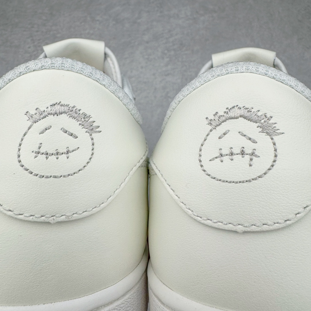图片[18]-＃PK纯原 Travis Scott x Air Jordan AJ1 Low OG SP TS联名倒钩低帮 亲友限定 纯白 TD1228-111 圈内最强倒钩系列 高端零售特供批次 产品品控稳定性领先行业 各方面均可对飙L版 良心定价不杀猪 SZ原厂全套原楦原纸板冲刀磨具开发 原厂皮料加持 原厂港宝加持定型后跟R度完美 同源原厂电绣 鬼脸飞翼针数密度立体效果一致 百分百一致原鞋 原厂拉帮工艺 针距密度一致 后跟弧度收口自然不对折 极致一眼正品既视感 进口玻璃冲刀皮料裁剪零毛边 全鞋电脑针车工艺 品控清洁度最高QC检验标准 免检产品 原厂订购鞋盒、鞋标、防尘纸、鞋撑、鞋带 追求极致的原厂味道 尺码：40 40.5 41 42 42.5 43 44 44.5 45 46 47.5-选品中心