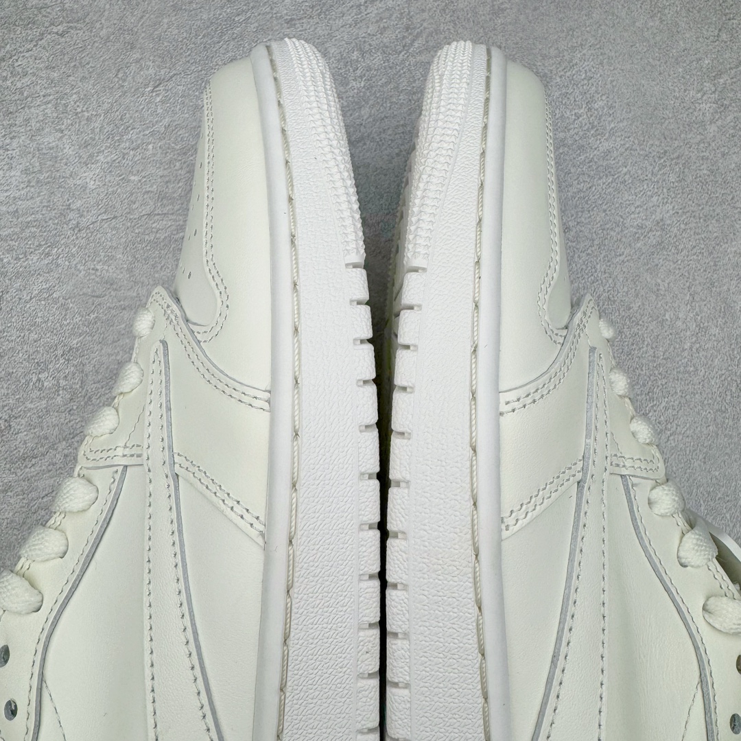 图片[13]-＃PK纯原 Travis Scott x Air Jordan AJ1 Low OG SP TS联名倒钩低帮 亲友限定 纯白 TD1228-111 圈内最强倒钩系列 高端零售特供批次 产品品控稳定性领先行业 各方面均可对飙L版 良心定价不杀猪 SZ原厂全套原楦原纸板冲刀磨具开发 原厂皮料加持 原厂港宝加持定型后跟R度完美 同源原厂电绣 鬼脸飞翼针数密度立体效果一致 百分百一致原鞋 原厂拉帮工艺 针距密度一致 后跟弧度收口自然不对折 极致一眼正品既视感 进口玻璃冲刀皮料裁剪零毛边 全鞋电脑针车工艺 品控清洁度最高QC检验标准 免检产品 原厂订购鞋盒、鞋标、防尘纸、鞋撑、鞋带 追求极致的原厂味道 尺码：40 40.5 41 42 42.5 43 44 44.5 45 46 47.5-选品中心