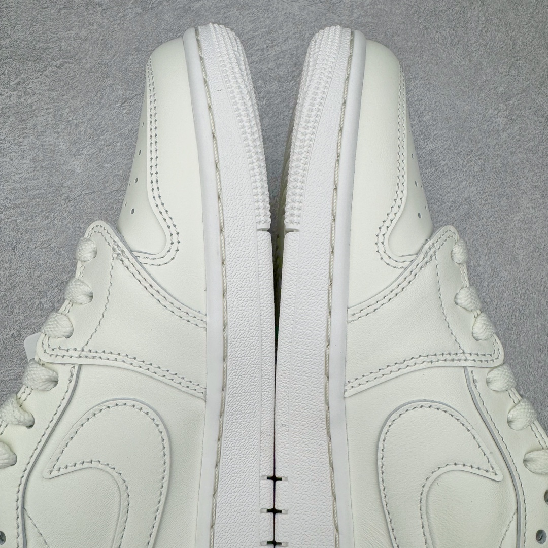 图片[15]-＃PK纯原 Travis Scott x Air Jordan AJ1 Low OG SP TS联名倒钩低帮 亲友限定 纯白 TD1228-111 圈内最强倒钩系列 高端零售特供批次 产品品控稳定性领先行业 各方面均可对飙L版 良心定价不杀猪 SZ原厂全套原楦原纸板冲刀磨具开发 原厂皮料加持 原厂港宝加持定型后跟R度完美 同源原厂电绣 鬼脸飞翼针数密度立体效果一致 百分百一致原鞋 原厂拉帮工艺 针距密度一致 后跟弧度收口自然不对折 极致一眼正品既视感 进口玻璃冲刀皮料裁剪零毛边 全鞋电脑针车工艺 品控清洁度最高QC检验标准 免检产品 原厂订购鞋盒、鞋标、防尘纸、鞋撑、鞋带 追求极致的原厂味道 尺码：40 40.5 41 42 42.5 43 44 44.5 45 46 47.5-选品中心