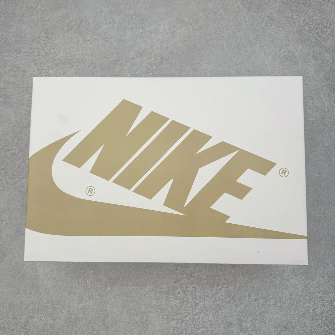 图片[27]-＃PK纯原 Travis Scott x Air Jordan AJ1 Low OG SP TS联名倒钩低帮 亲友限定 纯白 TD1228-111 圈内最强倒钩系列 高端零售特供批次 产品品控稳定性领先行业 各方面均可对飙L版 良心定价不杀猪 SZ原厂全套原楦原纸板冲刀磨具开发 原厂皮料加持 原厂港宝加持定型后跟R度完美 同源原厂电绣 鬼脸飞翼针数密度立体效果一致 百分百一致原鞋 原厂拉帮工艺 针距密度一致 后跟弧度收口自然不对折 极致一眼正品既视感 进口玻璃冲刀皮料裁剪零毛边 全鞋电脑针车工艺 品控清洁度最高QC检验标准 免检产品 原厂订购鞋盒、鞋标、防尘纸、鞋撑、鞋带 追求极致的原厂味道 尺码：40 40.5 41 42 42.5 43 44 44.5 45 46 47.5-选品中心