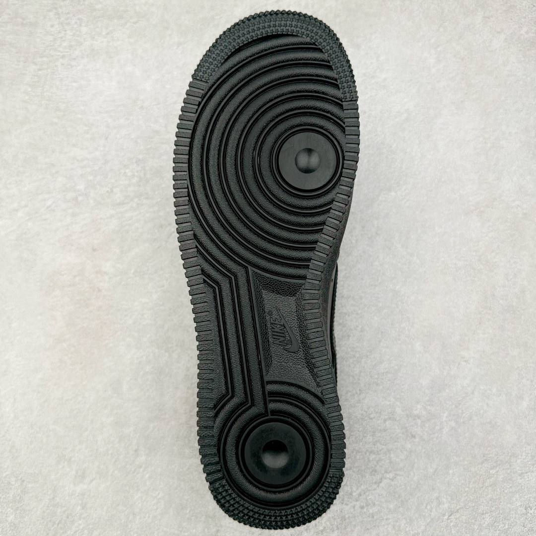 图片[9]-＃KZ神版特价 NK Air Force 1 Low \’07 空军一号低帮经典板鞋 全黑 CW2288-001 同步官方2024专柜在售全新版本细节 更新3/4背胶 全新货号 鞋盒规格 不规则波浪大底咬花 全鞋电脑针车 工整有序 视觉效果满分 原厂拉帮手法 标准四线 密度针距针孔大小控制到位 原装反口里网布海绵 正确卡色网眼大小 新版鞋撑改用纸团代替 原厂港宝加持完美还原灵魂版型 原盒原配从里到外百分百还原 原厂全头层原厂皮料 原标原盒 内置Sole气垫 中底白色背胶 中底划线 已经无限的接近公司 原厂楦头 原厂刺绣 后跟弧度修正 独家私模最大开发到48.5 尺码：35.5 36 36.5 37.5 38 38.5 39 40 40.5 41 42 42.5 43 44 44.5 45 46 47.5 48.5-选品中心