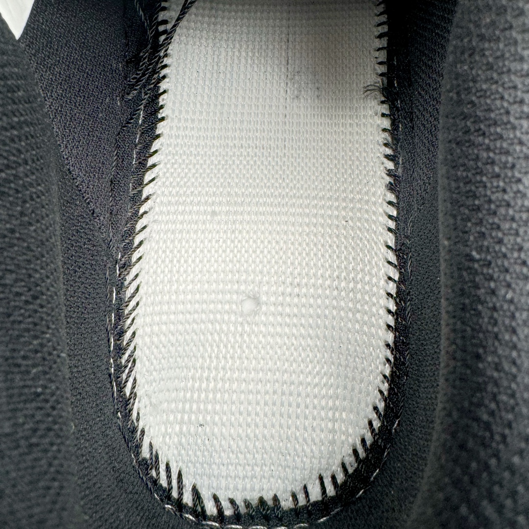 图片[10]-＃KZ神版特价 NK Air Force 1 Low \’07 空军一号低帮经典板鞋 全黑 CW2288-001 同步官方2024专柜在售全新版本细节 更新3/4背胶 全新货号 鞋盒规格 不规则波浪大底咬花 全鞋电脑针车 工整有序 视觉效果满分 原厂拉帮手法 标准四线 密度针距针孔大小控制到位 原装反口里网布海绵 正确卡色网眼大小 新版鞋撑改用纸团代替 原厂港宝加持完美还原灵魂版型 原盒原配从里到外百分百还原 原厂全头层原厂皮料 原标原盒 内置Sole气垫 中底白色背胶 中底划线 已经无限的接近公司 原厂楦头 原厂刺绣 后跟弧度修正 独家私模最大开发到48.5 尺码：35.5 36 36.5 37.5 38 38.5 39 40 40.5 41 42 42.5 43 44 44.5 45 46 47.5 48.5-选品中心