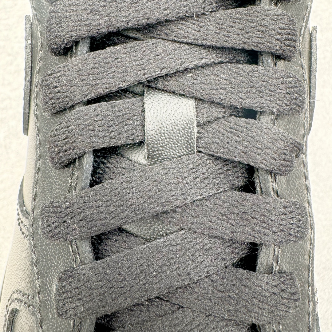图片[13]-＃KZ神版特价 NK Air Force 1 Low \’07 空军一号低帮经典板鞋 全黑 CW2288-001 同步官方2024专柜在售全新版本细节 更新3/4背胶 全新货号 鞋盒规格 不规则波浪大底咬花 全鞋电脑针车 工整有序 视觉效果满分 原厂拉帮手法 标准四线 密度针距针孔大小控制到位 原装反口里网布海绵 正确卡色网眼大小 新版鞋撑改用纸团代替 原厂港宝加持完美还原灵魂版型 原盒原配从里到外百分百还原 原厂全头层原厂皮料 原标原盒 内置Sole气垫 中底白色背胶 中底划线 已经无限的接近公司 原厂楦头 原厂刺绣 后跟弧度修正 独家私模最大开发到48.5 尺码：35.5 36 36.5 37.5 38 38.5 39 40 40.5 41 42 42.5 43 44 44.5 45 46 47.5 48.5-选品中心