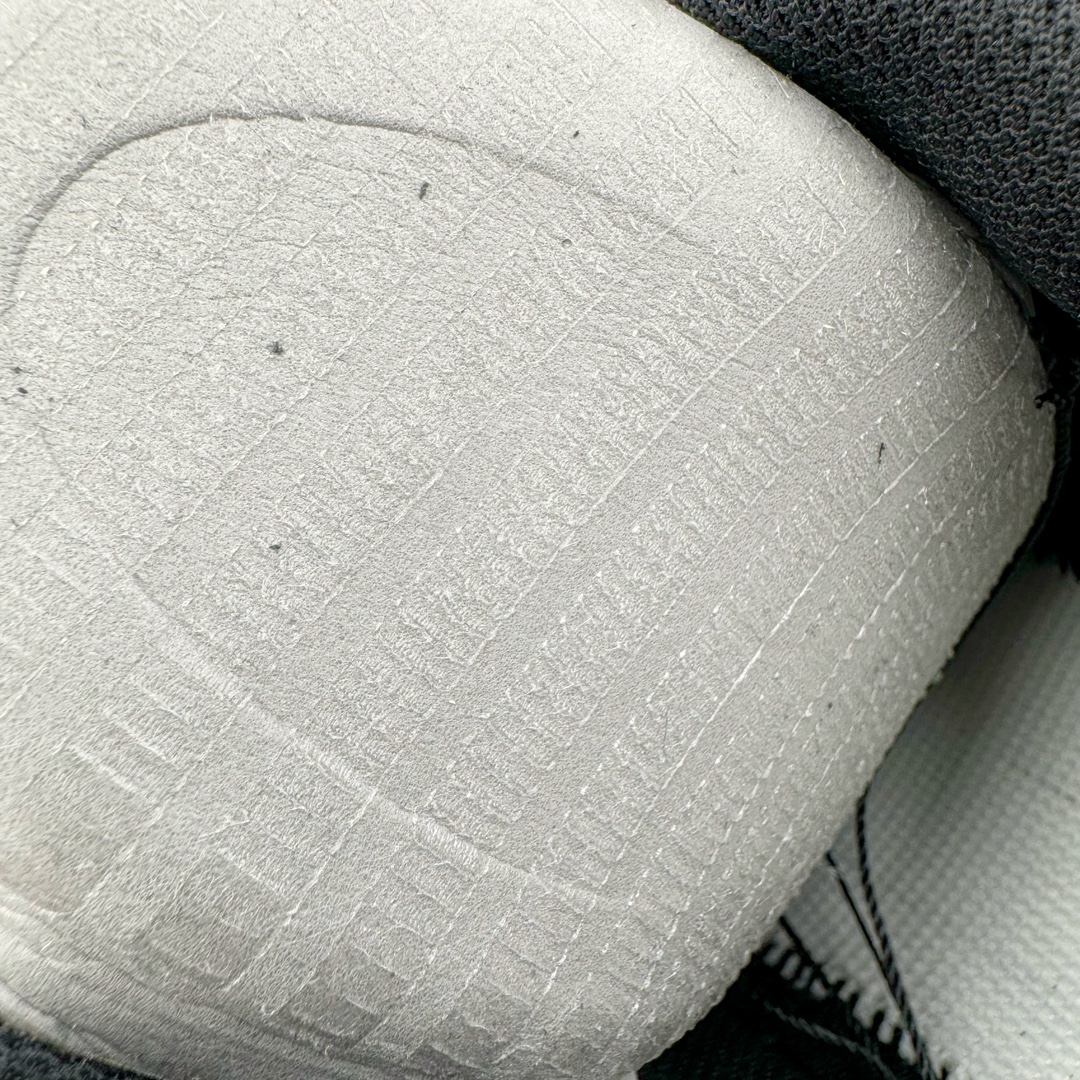 图片[11]-＃KZ神版特价 NK Air Force 1 Low \’07 空军一号低帮经典板鞋 全黑 CW2288-001 同步官方2024专柜在售全新版本细节 更新3/4背胶 全新货号 鞋盒规格 不规则波浪大底咬花 全鞋电脑针车 工整有序 视觉效果满分 原厂拉帮手法 标准四线 密度针距针孔大小控制到位 原装反口里网布海绵 正确卡色网眼大小 新版鞋撑改用纸团代替 原厂港宝加持完美还原灵魂版型 原盒原配从里到外百分百还原 原厂全头层原厂皮料 原标原盒 内置Sole气垫 中底白色背胶 中底划线 已经无限的接近公司 原厂楦头 原厂刺绣 后跟弧度修正 独家私模最大开发到48.5 尺码：35.5 36 36.5 37.5 38 38.5 39 40 40.5 41 42 42.5 43 44 44.5 45 46 47.5 48.5-选品中心