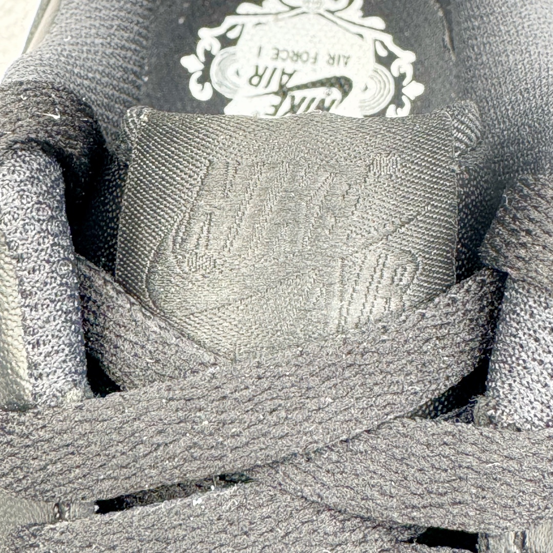 图片[16]-＃KZ神版特价 NK Air Force 1 Low \’07 空军一号低帮经典板鞋 全黑 CW2288-001 同步官方2024专柜在售全新版本细节 更新3/4背胶 全新货号 鞋盒规格 不规则波浪大底咬花 全鞋电脑针车 工整有序 视觉效果满分 原厂拉帮手法 标准四线 密度针距针孔大小控制到位 原装反口里网布海绵 正确卡色网眼大小 新版鞋撑改用纸团代替 原厂港宝加持完美还原灵魂版型 原盒原配从里到外百分百还原 原厂全头层原厂皮料 原标原盒 内置Sole气垫 中底白色背胶 中底划线 已经无限的接近公司 原厂楦头 原厂刺绣 后跟弧度修正 独家私模最大开发到48.5 尺码：35.5 36 36.5 37.5 38 38.5 39 40 40.5 41 42 42.5 43 44 44.5 45 46 47.5 48.5-选品中心
