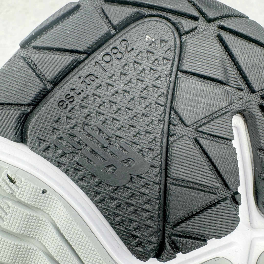 图片[19]-＃M纯原 New Balance M990GL6 新百伦NB990V6 原始灰 第六代总统复古慢跑鞋 正确3M反光细节 原楦原纸版开发 正确6层组合底模精密开发 后跟透明TPU水晶装饰条稳固 沿用了引以为傲的跑鞋手工技艺 采用猪皮绒面并包裹局部透气网面的鞋身设计 菱网鞋舌上刻有New Balance USA 鞋面依旧身着经典的大热之灰 彰显了其高端的品质身份 尺码：36 37 37.5 38 38.5 39 40 40.5 41.5 42 42.5 43 44 44.5 45 46.5-选品中心