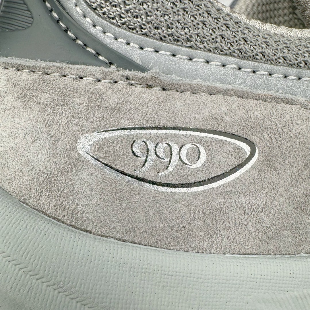 图片[16]-＃M纯原 New Balance M990GL6 新百伦NB990V6 原始灰 第六代总统复古慢跑鞋 正确3M反光细节 原楦原纸版开发 正确6层组合底模精密开发 后跟透明TPU水晶装饰条稳固 沿用了引以为傲的跑鞋手工技艺 采用猪皮绒面并包裹局部透气网面的鞋身设计 菱网鞋舌上刻有New Balance USA 鞋面依旧身着经典的大热之灰 彰显了其高端的品质身份 尺码：36 37 37.5 38 38.5 39 40 40.5 41.5 42 42.5 43 44 44.5 45 46.5-选品中心