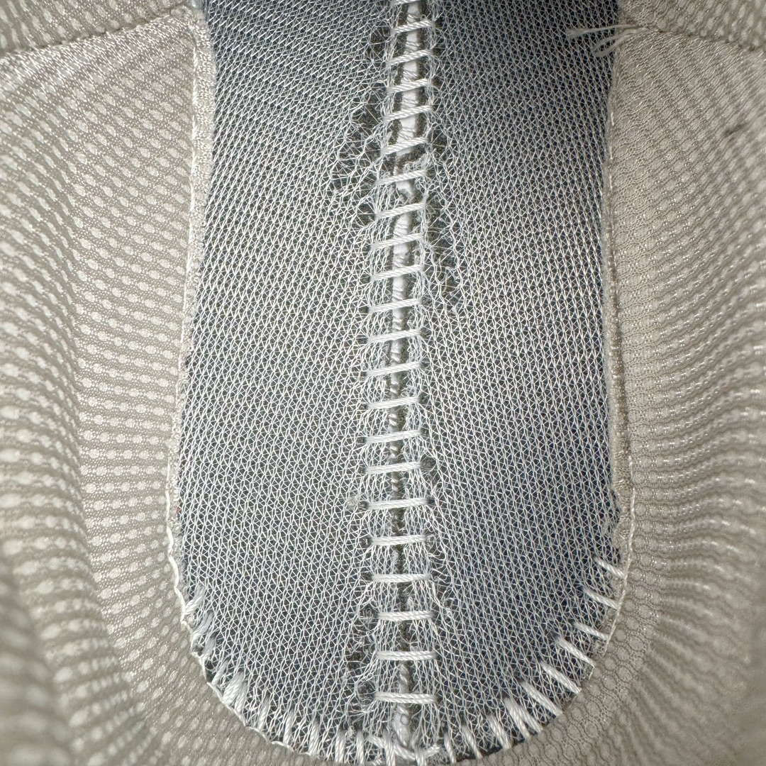 图片[10]-＃M纯原 New Balance M990GL6 新百伦NB990V6 原始灰 第六代总统复古慢跑鞋 正确3M反光细节 原楦原纸版开发 正确6层组合底模精密开发 后跟透明TPU水晶装饰条稳固 沿用了引以为傲的跑鞋手工技艺 采用猪皮绒面并包裹局部透气网面的鞋身设计 菱网鞋舌上刻有New Balance USA 鞋面依旧身着经典的大热之灰 彰显了其高端的品质身份 尺码：36 37 37.5 38 38.5 39 40 40.5 41.5 42 42.5 43 44 44.5 45 46.5-选品中心