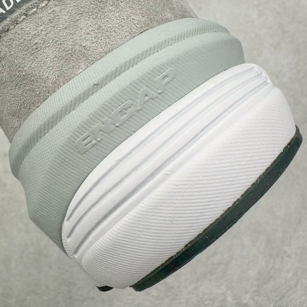 图片[12]-＃M纯原 New Balance M990GL6 新百伦NB990V6 原始灰 第六代总统复古慢跑鞋 正确3M反光细节 原楦原纸版开发 正确6层组合底模精密开发 后跟透明TPU水晶装饰条稳固 沿用了引以为傲的跑鞋手工技艺 采用猪皮绒面并包裹局部透气网面的鞋身设计 菱网鞋舌上刻有New Balance USA 鞋面依旧身着经典的大热之灰 彰显了其高端的品质身份 尺码：36 37 37.5 38 38.5 39 40 40.5 41.5 42 42.5 43 44 44.5 45 46.5-选品中心