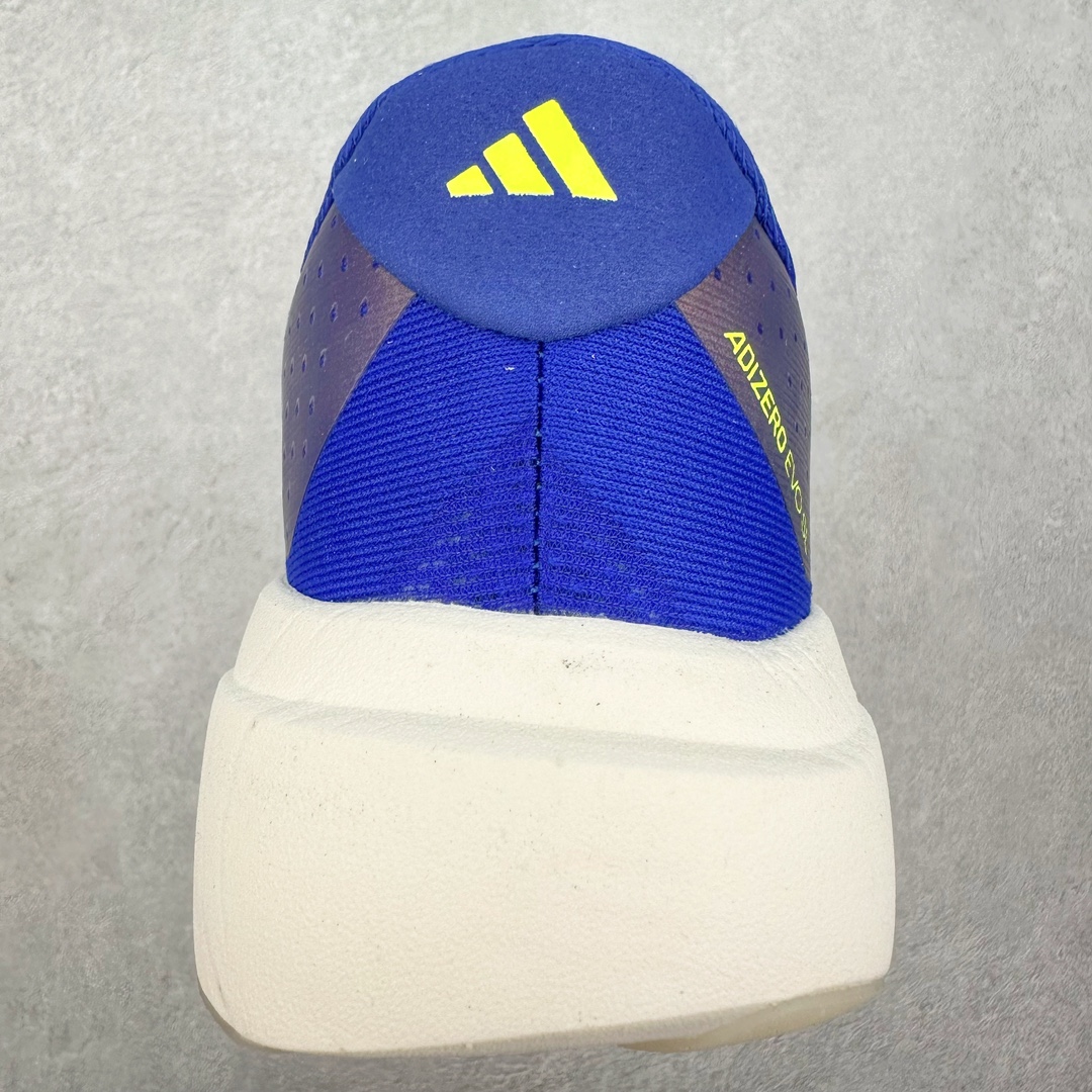图片[8]-AD Adizero Eva SL M 零度进化版系列低帮轻便透气竞速休闲运动慢跑鞋 JR3417 相信大家对去年 adidas 横空出世的「顶级超跑」adiZero Adios Pro EVO 1 记忆犹新！不仅登顶阿迪史上最轻跑鞋宝座，更在接下来的全球马拉松赛事中，持续书写着惊人成绩，被网友戏称新一代「阿迪神鞋」全网刷屏！极简设计语言与强烈速度感和存在感的鞋侧三线，让人过目不忘，特别种草！其中定位于中长跑训练的 adidas Adizero Evo SL，整体外观造型与 adiZero Adios Pro EVO 1 非常相似。中底配置方面搭载全掌 Lightstrike Pro，鞋面采用透气网面示人，契合日常训练鞋的定位，更加耐用。外底给到了马牌橡胶，及类似上代竞速旗舰 adidas Adizero Adios Pro 3 区域分布。整体看下来无论是外观的鲜明辨识度，还是配置的扎实程度都很顶。尺码：36 36⅔ 37⅓ 38 38⅔ 39⅓ 40 40⅔ 41⅓ 42 42⅔ 43⅓ 44 45-选品中心