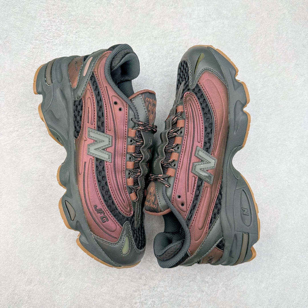 图片[3]-＃GT纯原福利 New Balance M1000 NB新百伦系列低帮复古老爹风休闲运动慢跑鞋 据悉，New Balance的复古鞋型M1000系列将在2024年正式回归。而自家美产创意总监Teddy Santis的AIMÉ LEON DORE也将率先推出联名1000撑撑场子，鞋款预计将在今年正式发布。New Balance1000系列作为NB最高端的鞋型，诞生于1999年，一度成为当年的热门鞋型，神似Nike Air Max95，现在看来也是一双符合潮流趋势的复古老爹鞋型。此番Teddy Santis亲自操刀，将丰富的配色和升级材质于复古的1000鞋型结合，鞋身采用米色、绿色和粉色的搭配。\\\”N\\\”字Logo也以全新的设计呈现，以1000标志性的网布和皮革材质打造，带来全新的视觉体验。后续ALD和New Balance1000的联名还将推出纯白配色，具体颜值还要等更多实物图的释出。AIMÉ LEON DORE和New Balance的多次联名一直有着超高的人气，无论是550还是1906R都有着不低的溢价，预计此番颜值不错的全新1000也会有着较高的人气。尺码：36 37 37.5 38 38.5 39.5 40 40.5 41.5 42 42.5 43 44 44.5 45 45.5 46.5-选品中心