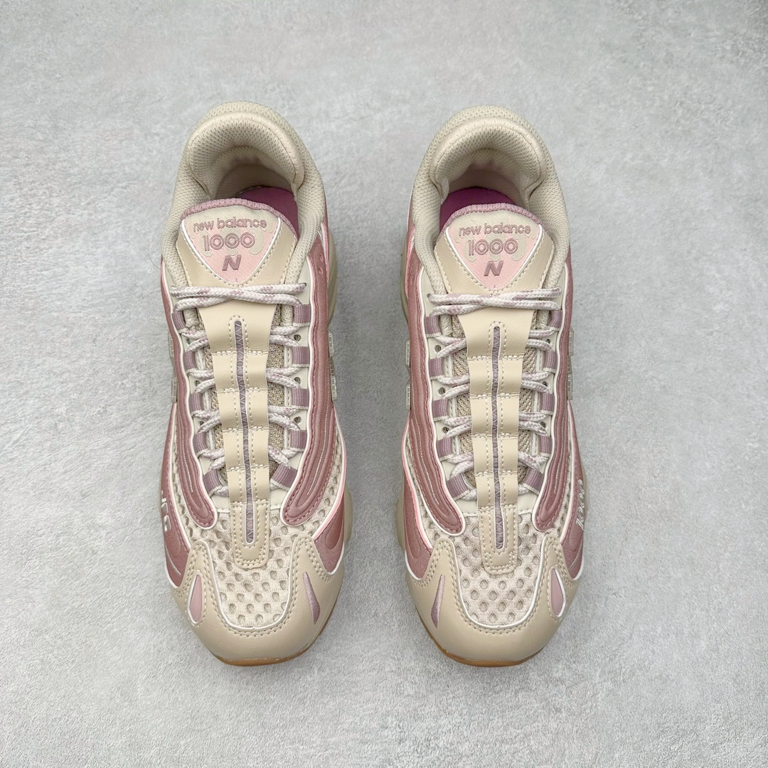 图片[2]-＃GT纯原福利 New Balance M1000 NB新百伦系列低帮复古老爹风休闲运动慢跑鞋 据悉，New Balance的复古鞋型M1000系列将在2024年正式回归。而自家美产创意总监Teddy Santis的AIMÉ LEON DORE也将率先推出联名1000撑撑场子，鞋款预计将在今年正式发布。New Balance1000系列作为NB最高端的鞋型，诞生于1999年，一度成为当年的热门鞋型，神似Nike Air Max95，现在看来也是一双符合潮流趋势的复古老爹鞋型。此番Teddy Santis亲自操刀，将丰富的配色和升级材质于复古的1000鞋型结合，鞋身采用米色、绿色和粉色的搭配。\\\”N\\\”字Logo也以全新的设计呈现，以1000标志性的网布和皮革材质打造，带来全新的视觉体验。后续ALD和New Balance1000的联名还将推出纯白配色，具体颜值还要等更多实物图的释出。AIMÉ LEON DORE和New Balance的多次联名一直有着超高的人气，无论是550还是1906R都有着不低的溢价，预计此番颜值不错的全新1000也会有着较高的人气。尺码：36 37 37.5 38 38.5 39.5 40 40.5 41.5 42 42.5 43 44 44.5 45 45.5 46.5-选品中心