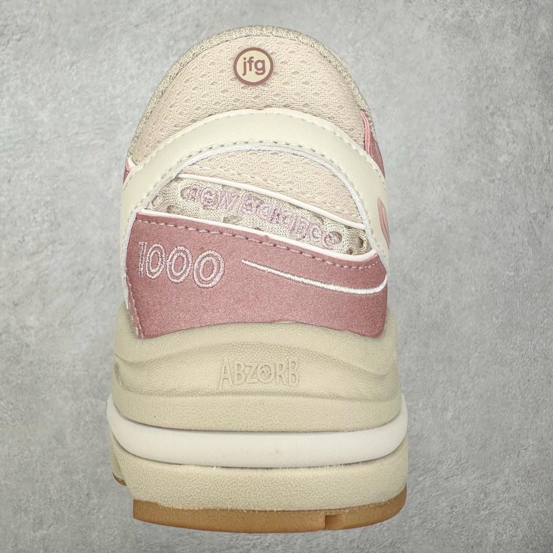 图片[8]-＃GT纯原福利 New Balance M1000 NB新百伦系列低帮复古老爹风休闲运动慢跑鞋 据悉，New Balance的复古鞋型M1000系列将在2024年正式回归。而自家美产创意总监Teddy Santis的AIMÉ LEON DORE也将率先推出联名1000撑撑场子，鞋款预计将在今年正式发布。New Balance1000系列作为NB最高端的鞋型，诞生于1999年，一度成为当年的热门鞋型，神似Nike Air Max95，现在看来也是一双符合潮流趋势的复古老爹鞋型。此番Teddy Santis亲自操刀，将丰富的配色和升级材质于复古的1000鞋型结合，鞋身采用米色、绿色和粉色的搭配。\\\”N\\\”字Logo也以全新的设计呈现，以1000标志性的网布和皮革材质打造，带来全新的视觉体验。后续ALD和New Balance1000的联名还将推出纯白配色，具体颜值还要等更多实物图的释出。AIMÉ LEON DORE和New Balance的多次联名一直有着超高的人气，无论是550还是1906R都有着不低的溢价，预计此番颜值不错的全新1000也会有着较高的人气。尺码：36 37 37.5 38 38.5 39.5 40 40.5 41.5 42 42.5 43 44 44.5 45 45.5 46.5-选品中心