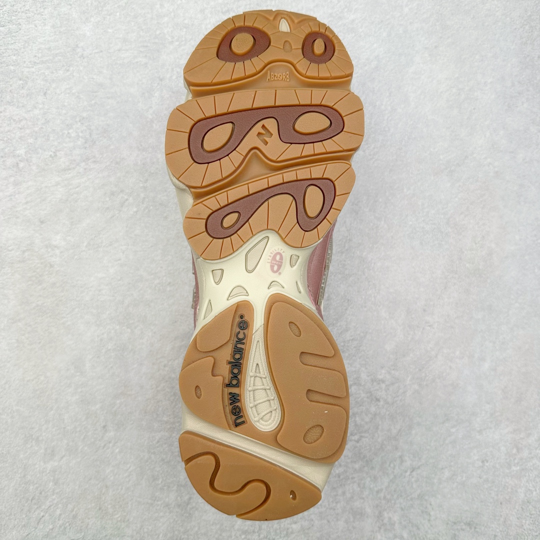 图片[9]-＃GT纯原福利 New Balance M1000 NB新百伦系列低帮复古老爹风休闲运动慢跑鞋 据悉，New Balance的复古鞋型M1000系列将在2024年正式回归。而自家美产创意总监Teddy Santis的AIMÉ LEON DORE也将率先推出联名1000撑撑场子，鞋款预计将在今年正式发布。New Balance1000系列作为NB最高端的鞋型，诞生于1999年，一度成为当年的热门鞋型，神似Nike Air Max95，现在看来也是一双符合潮流趋势的复古老爹鞋型。此番Teddy Santis亲自操刀，将丰富的配色和升级材质于复古的1000鞋型结合，鞋身采用米色、绿色和粉色的搭配。\\\”N\\\”字Logo也以全新的设计呈现，以1000标志性的网布和皮革材质打造，带来全新的视觉体验。后续ALD和New Balance1000的联名还将推出纯白配色，具体颜值还要等更多实物图的释出。AIMÉ LEON DORE和New Balance的多次联名一直有着超高的人气，无论是550还是1906R都有着不低的溢价，预计此番颜值不错的全新1000也会有着较高的人气。尺码：36 37 37.5 38 38.5 39.5 40 40.5 41.5 42 42.5 43 44 44.5 45 45.5 46.5-选品中心