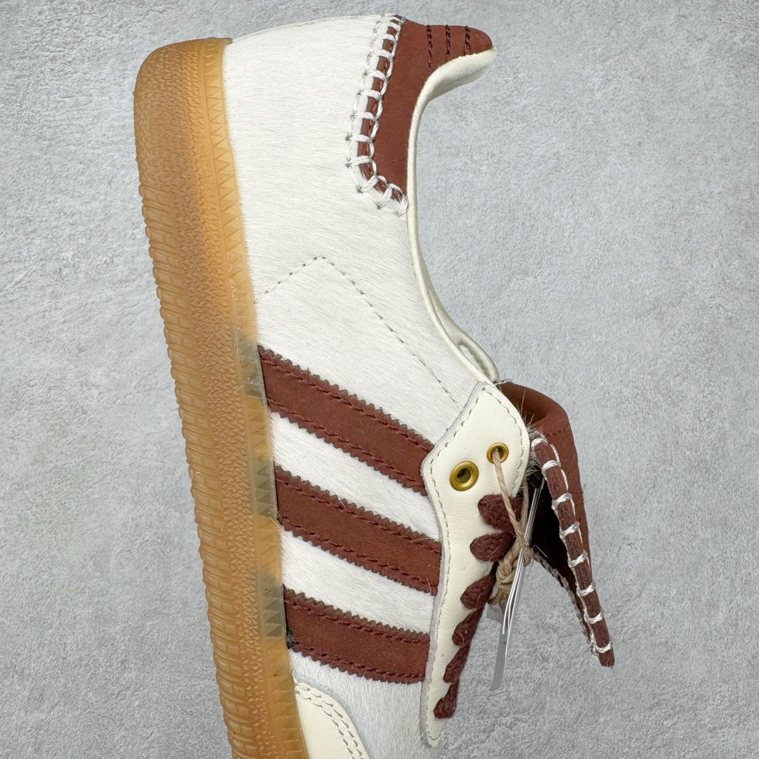 图片[6]-＃HP纯原 Wales Bonner x AD Originals Samba Classic 桑巴舞系列绅士德训足球风百搭低帮休闲运动板鞋 白酒红 IE0586 全套原纸板楦头开发 每道工序同步公司流程 确保原汁原味 完美呈现原鞋版型 原厂高频磨具加持 精准内部资源对接 Logo字体百分百还原 原厂特供纳米纤维板 区别市面劣质纸板中底 原厂海玻璃鞋垫 正确3/2横条宽版背胶 一比一鞋头弧度高度鞋身弧度 烫金亮度高频深浅同步原鞋 独家私模最大47.5 半透明橡胶大底 原厂定制真马毛毛皮组合环保纤维革鞋面 原厂港宝加持定型后跟R度完美 原厂高频磨具加持 Logo字体 凹凸明显 轮廓分明 描漆定位精准 三道杠为尖角45°锯齿状 高频立体感很强 区别圆形锯齿 已最大程度还原公司 欢迎对比 此次双方的全新联名鞋款也均以 Originals Samba 为基础 同时共打造了四款风格迥异的鞋款 要说最亮眼的还是当属这双「豹纹」配色 除了标志性的鞋身图案外 侧面马毛材质的使用也让整双鞋质感得到升华 同时搭配上鞋身两侧经典的白色 AD「三道杠」Logo 以及蓝色的内衬 也呈现出多层次视觉体验 而要论最吸睛的还要数鞋舌处延续了的「大舌头」设计 当然这也正是 Wales Bonner 品牌与 adidas Samba 合作的产品亮点之一 尺码：35.5 36 36.5 37.5 38 38.5 39 40 40.5 41 42 42.5 43 44 44.5 45 46 47-选品中心