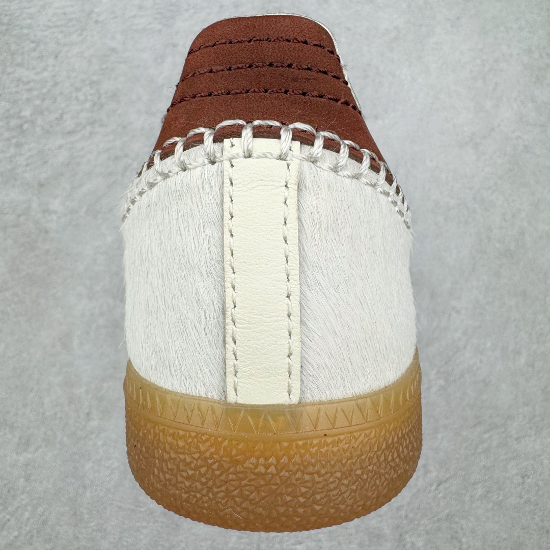 图片[8]-＃HP纯原 Wales Bonner x AD Originals Samba Classic 桑巴舞系列绅士德训足球风百搭低帮休闲运动板鞋 白酒红 IE0586 全套原纸板楦头开发 每道工序同步公司流程 确保原汁原味 完美呈现原鞋版型 原厂高频磨具加持 精准内部资源对接 Logo字体百分百还原 原厂特供纳米纤维板 区别市面劣质纸板中底 原厂海玻璃鞋垫 正确3/2横条宽版背胶 一比一鞋头弧度高度鞋身弧度 烫金亮度高频深浅同步原鞋 独家私模最大47.5 半透明橡胶大底 原厂定制真马毛毛皮组合环保纤维革鞋面 原厂港宝加持定型后跟R度完美 原厂高频磨具加持 Logo字体 凹凸明显 轮廓分明 描漆定位精准 三道杠为尖角45°锯齿状 高频立体感很强 区别圆形锯齿 已最大程度还原公司 欢迎对比 此次双方的全新联名鞋款也均以 Originals Samba 为基础 同时共打造了四款风格迥异的鞋款 要说最亮眼的还是当属这双「豹纹」配色 除了标志性的鞋身图案外 侧面马毛材质的使用也让整双鞋质感得到升华 同时搭配上鞋身两侧经典的白色 AD「三道杠」Logo 以及蓝色的内衬 也呈现出多层次视觉体验 而要论最吸睛的还要数鞋舌处延续了的「大舌头」设计 当然这也正是 Wales Bonner 品牌与 adidas Samba 合作的产品亮点之一 尺码：35.5 36 36.5 37.5 38 38.5 39 40 40.5 41 42 42.5 43 44 44.5 45 46 47-选品中心