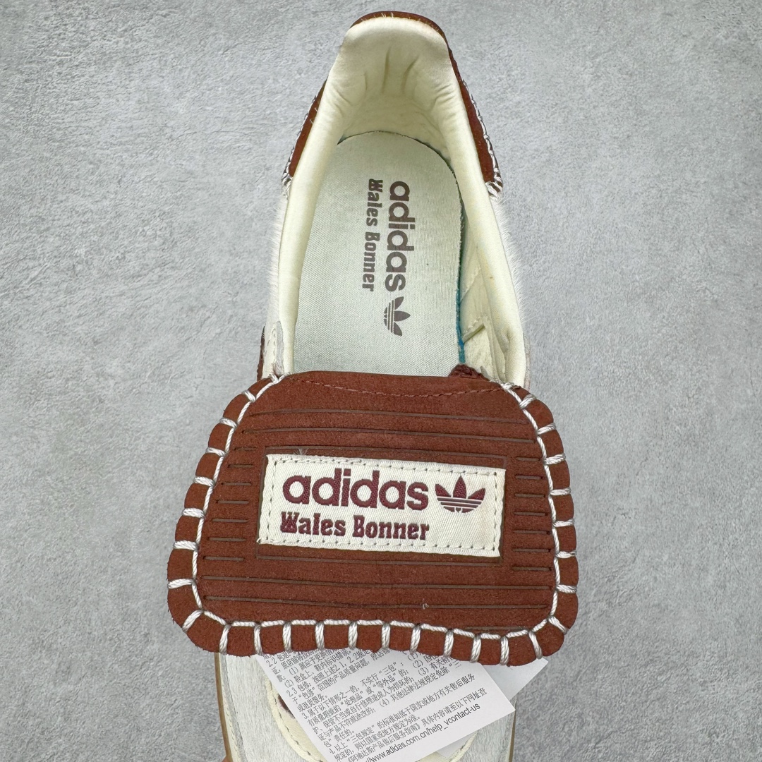 图片[5]-＃HP纯原 Wales Bonner x AD Originals Samba Classic 桑巴舞系列绅士德训足球风百搭低帮休闲运动板鞋 白酒红 IE0586 全套原纸板楦头开发 每道工序同步公司流程 确保原汁原味 完美呈现原鞋版型 原厂高频磨具加持 精准内部资源对接 Logo字体百分百还原 原厂特供纳米纤维板 区别市面劣质纸板中底 原厂海玻璃鞋垫 正确3/2横条宽版背胶 一比一鞋头弧度高度鞋身弧度 烫金亮度高频深浅同步原鞋 独家私模最大47.5 半透明橡胶大底 原厂定制真马毛毛皮组合环保纤维革鞋面 原厂港宝加持定型后跟R度完美 原厂高频磨具加持 Logo字体 凹凸明显 轮廓分明 描漆定位精准 三道杠为尖角45°锯齿状 高频立体感很强 区别圆形锯齿 已最大程度还原公司 欢迎对比 此次双方的全新联名鞋款也均以 Originals Samba 为基础 同时共打造了四款风格迥异的鞋款 要说最亮眼的还是当属这双「豹纹」配色 除了标志性的鞋身图案外 侧面马毛材质的使用也让整双鞋质感得到升华 同时搭配上鞋身两侧经典的白色 AD「三道杠」Logo 以及蓝色的内衬 也呈现出多层次视觉体验 而要论最吸睛的还要数鞋舌处延续了的「大舌头」设计 当然这也正是 Wales Bonner 品牌与 adidas Samba 合作的产品亮点之一 尺码：35.5 36 36.5 37.5 38 38.5 39 40 40.5 41 42 42.5 43 44 44.5 45 46 47-选品中心